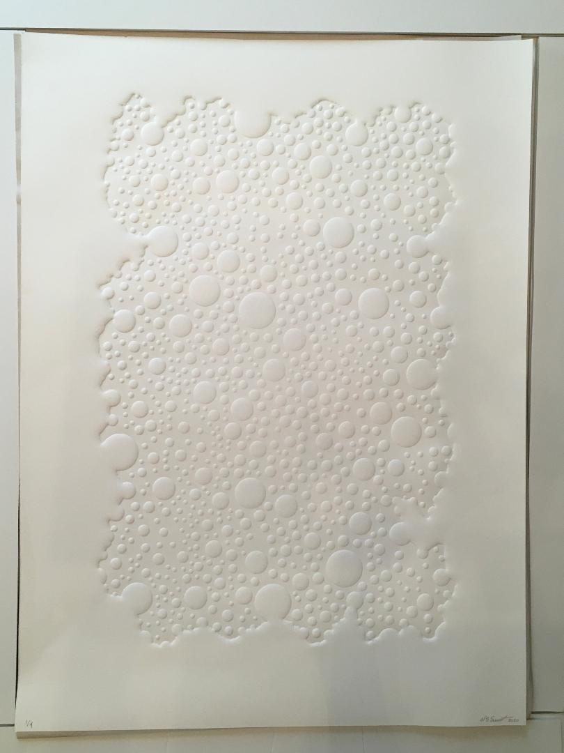 Michael Enn Sirvet Abstract Print – Ohne Titel Geprägtes Papier, Abmessungen, Arbeit auf Papier, Bewegung, weiß, ungerahmt
