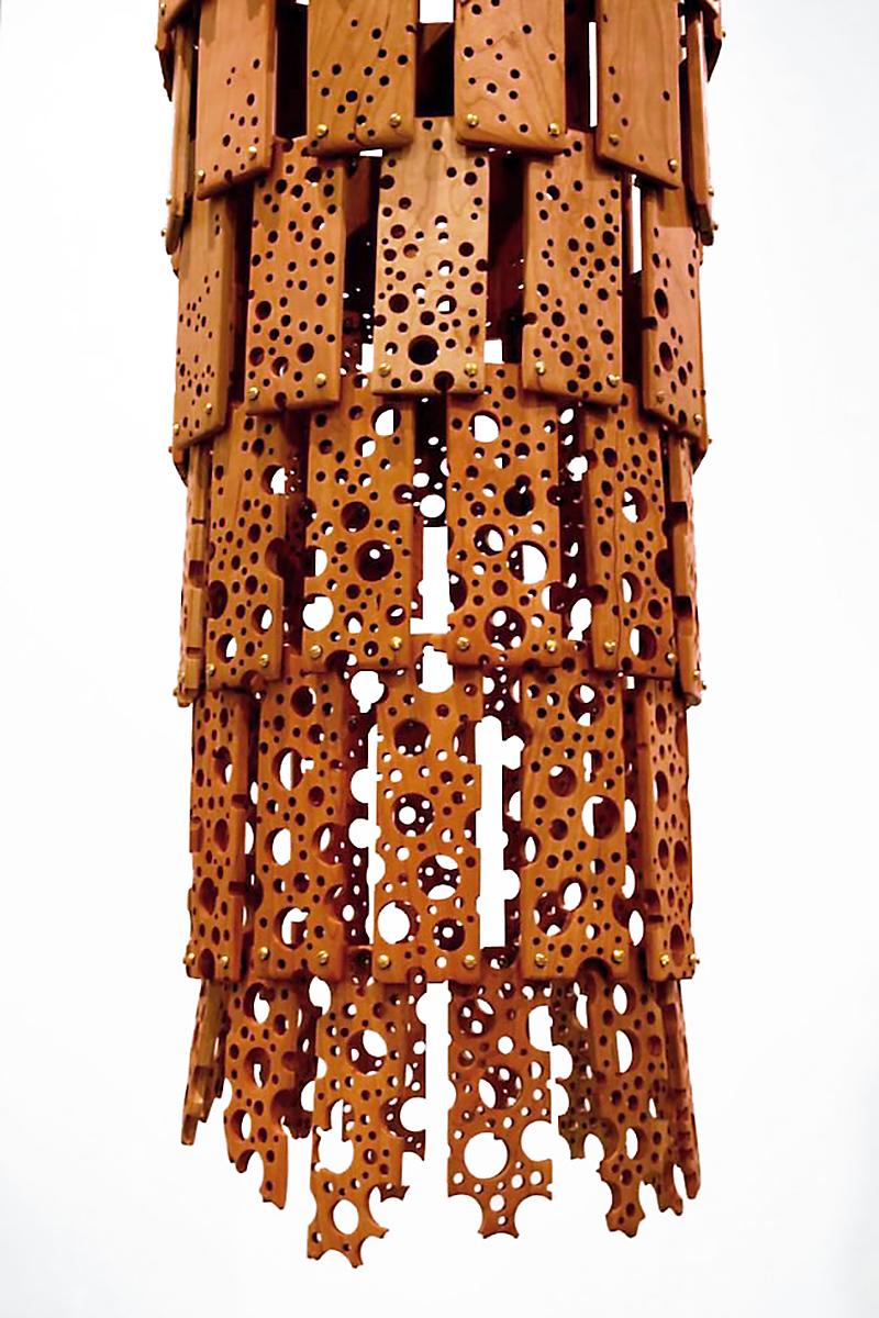 „Ascendant Isten“, minimalistische abstrakte, hängende Hängeskulptur aus Kirschbaumholz – Sculpture von Michael Enn Sirvet