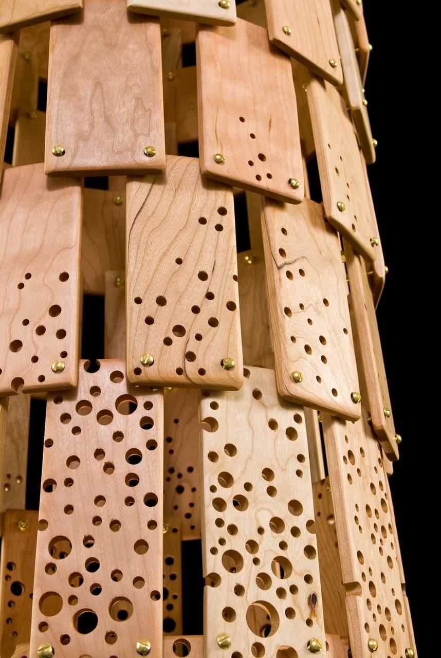 „Ascendant Isten“, minimalistische abstrakte, hängende Hängeskulptur aus Kirschbaumholz (Abstrakt), Sculpture, von Michael Enn Sirvet