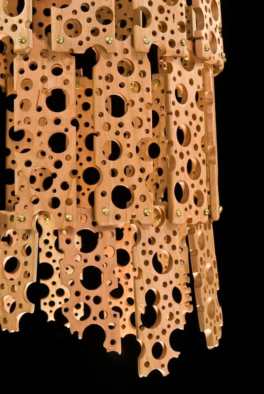 „Ascendant Isten“, minimalistische abstrakte, hängende Hängeskulptur aus Kirschbaumholz (Braun), Abstract Sculpture, von Michael Enn Sirvet