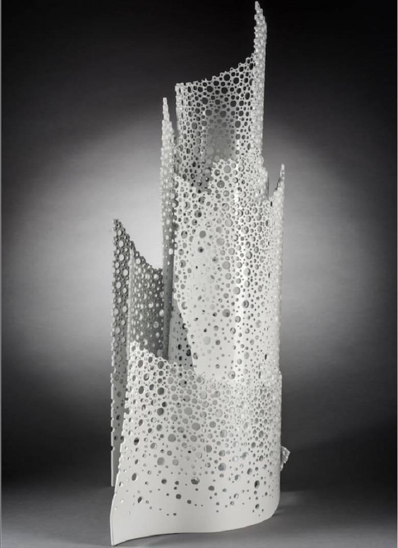 De nombreux vents, sculpture, aluminium, rond, blanc, reflets muraux - Sculpture de Michael Enn Sirvet