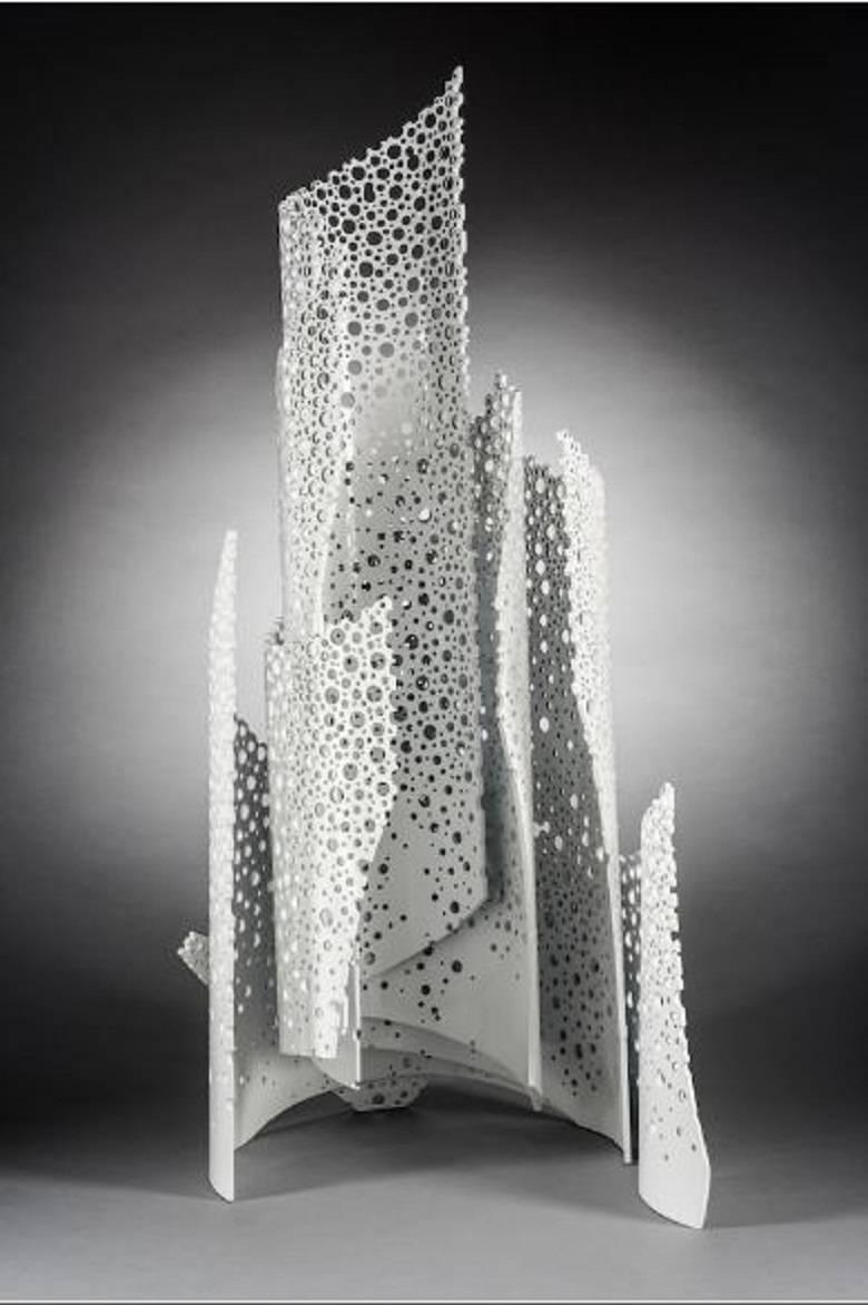 De nombreux vents, sculpture, aluminium, rond, blanc, reflets muraux - Contemporain Sculpture par Michael Enn Sirvet