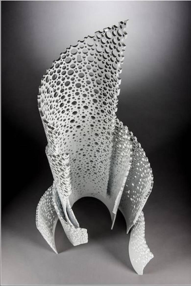 La sculpture Many Winds du sculpteur américain Michael Enn Sirvet est une sculpture sur pied en aluminium recouverte d'un revêtement en poudre.  Il est  34