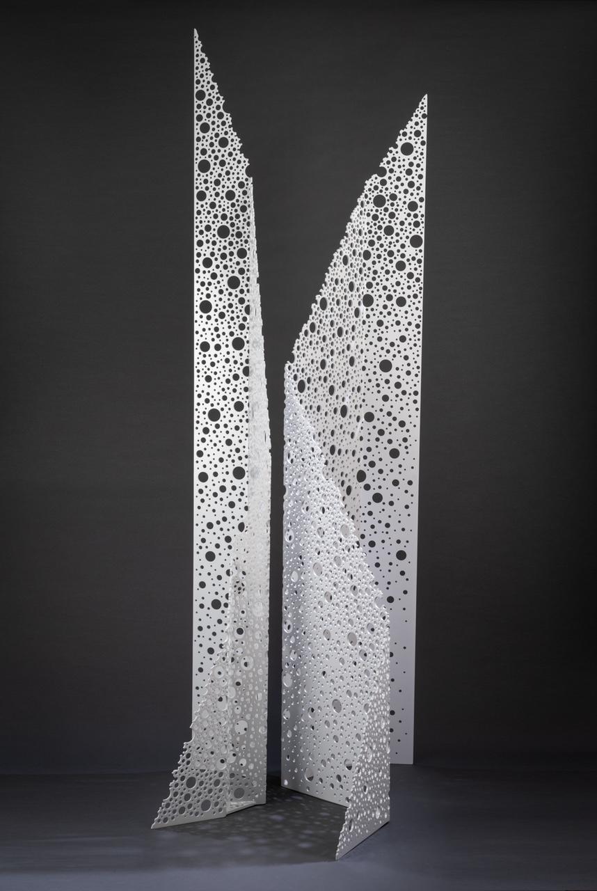« Seahale Vertices », sculpture métallique abstraite minimaliste, aluminium peint en blanc - Sculpture de Michael Enn Sirvet