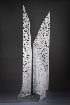 "Verticali Sahale", scultura astratta minimalista in metallo, alluminio verniciato di bianco