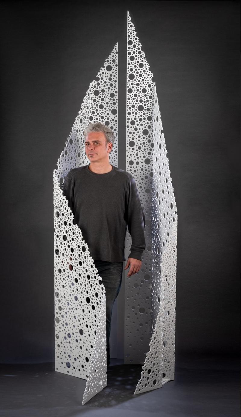 „Sahale Vertices“, minimalistische abstrakte Metallskulptur aus Metall, Aluminium lackiert in Weiß (Abstrakt), Sculpture, von Michael Enn Sirvet