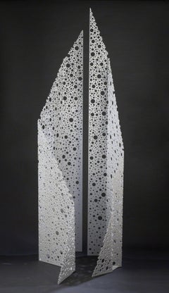 „Sahale Vertices“, minimalistische abstrakte Metallskulptur aus Metall, Aluminium lackiert in Weiß