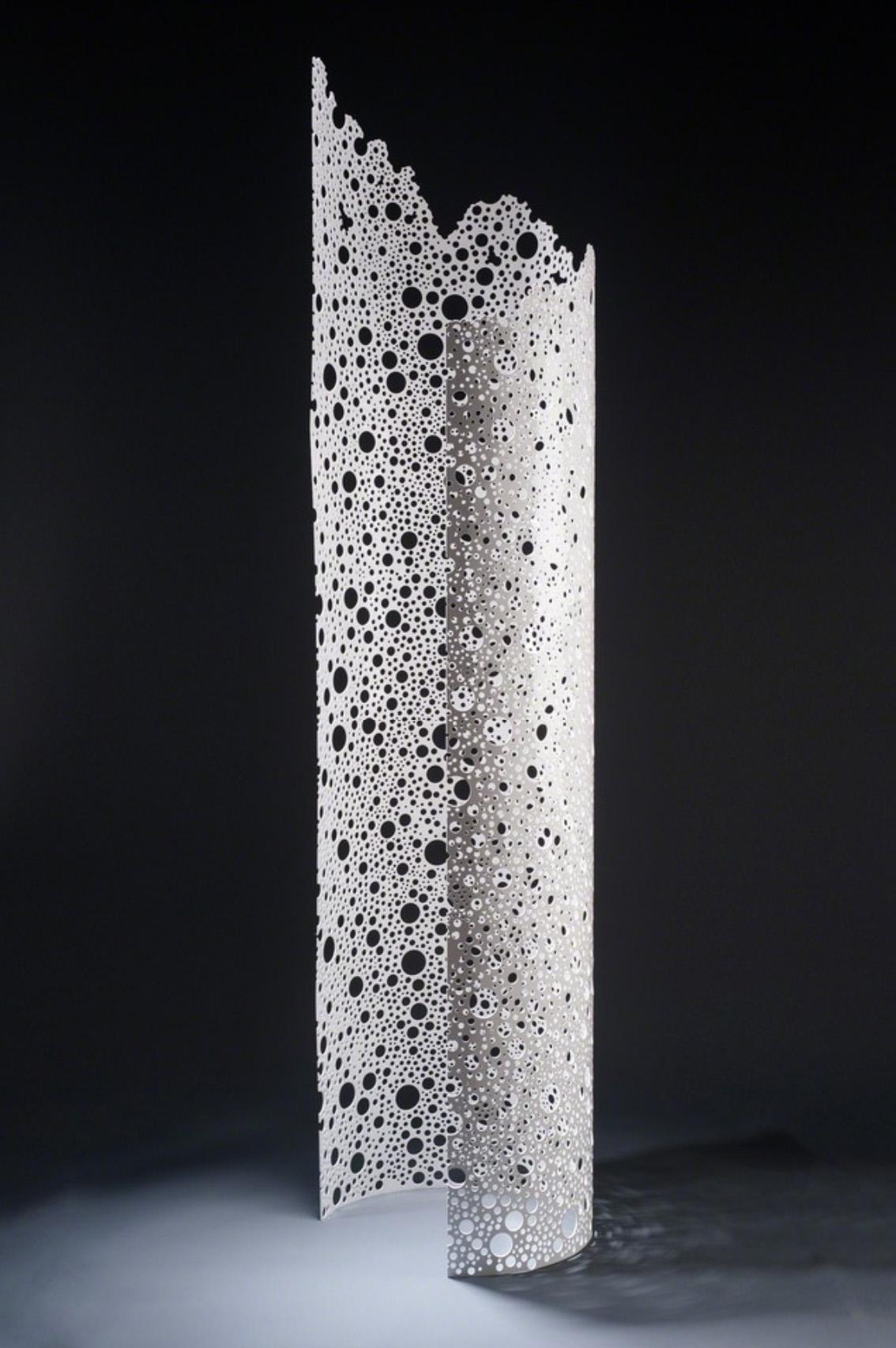 Michael Enn Sirvet Abstract Sculpture – "Weißer Schattenturm", Minimalistische abstrakte Metallskulptur, weiß lackiert