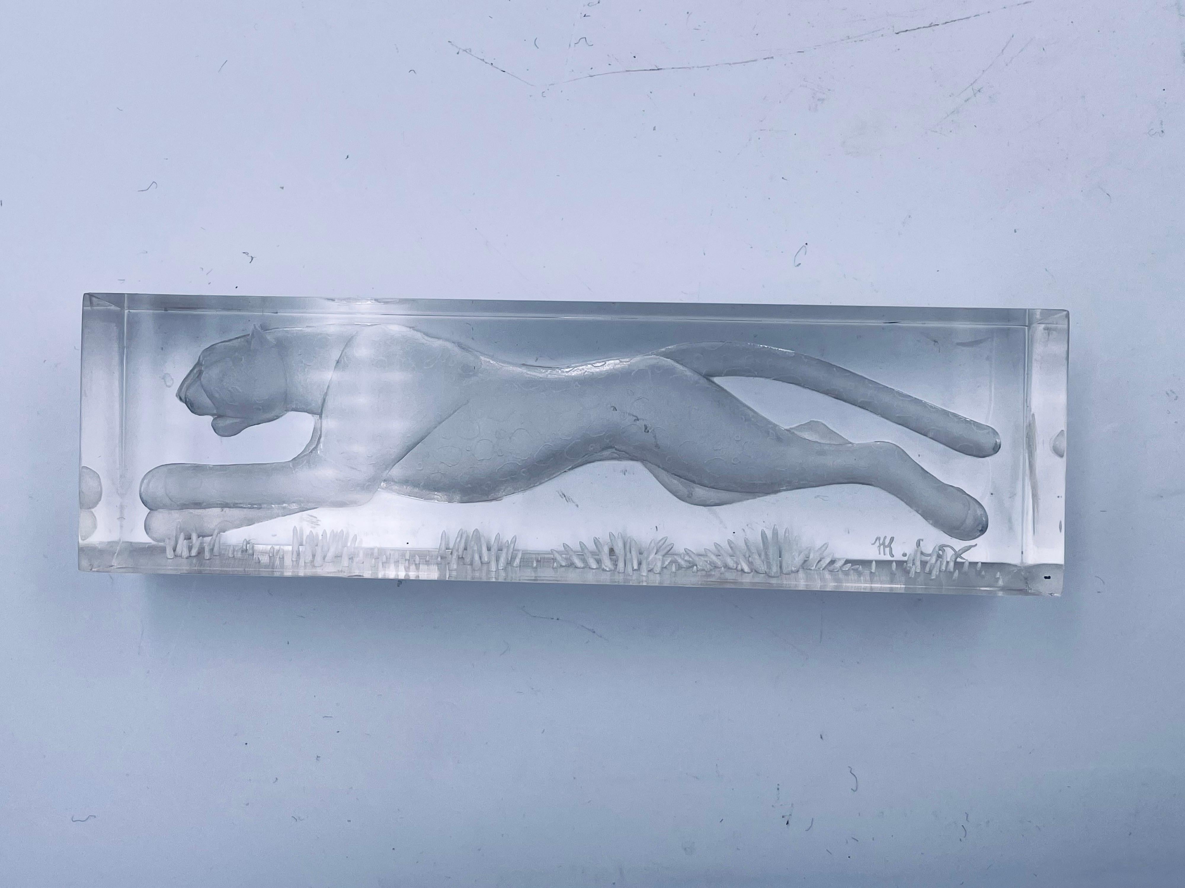 Lucite Sculpture d'art de léopard en lucite sculptée au verso, signée Michael F. Cox en vente