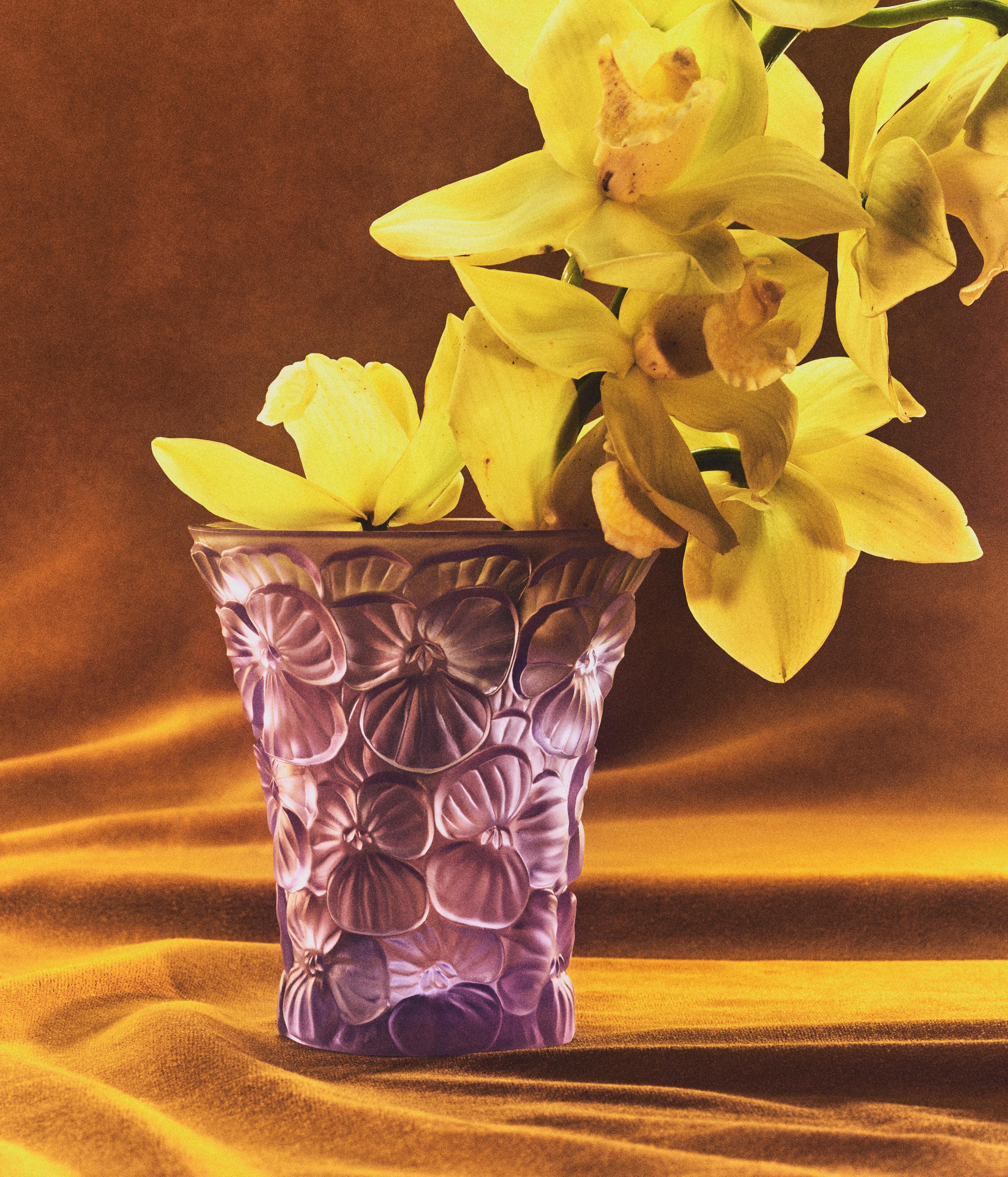 Oggetti in vetro di Boemia soffiati a bocca e fatti a mano.
Made in Bohemia.

Un vaso minore, con un rilievo di fiori di viole. 

Lo storico paese dell'Europa centrale, la Bohemia, divenne famoso per la sua vetreria decorativa durante il