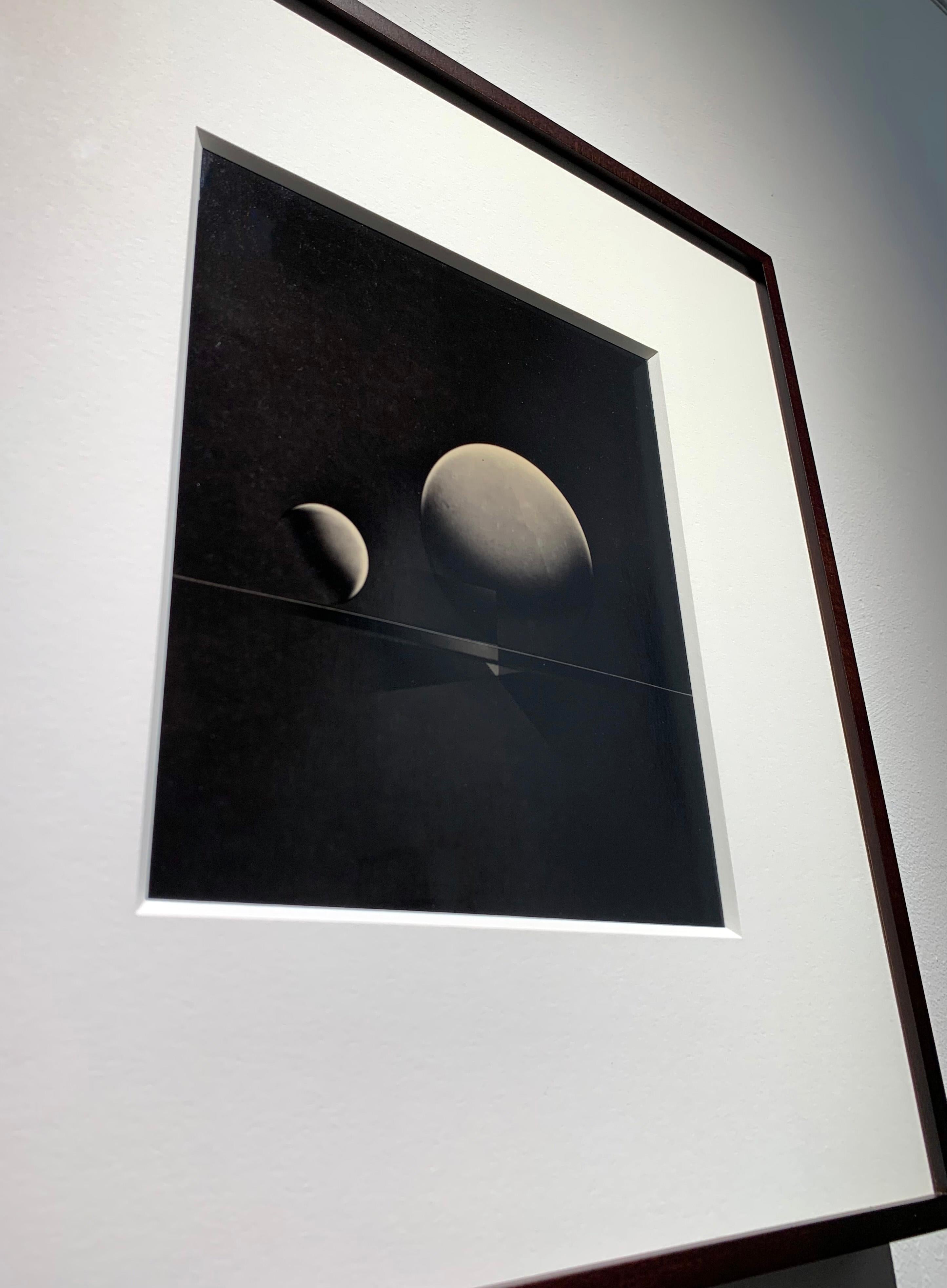 ATO>MIC #11, Impression unique de luminogramme en argent, deux sphères ; la lune et le soleil comme... - Suprématisme Photograph par Michael G Jackson 