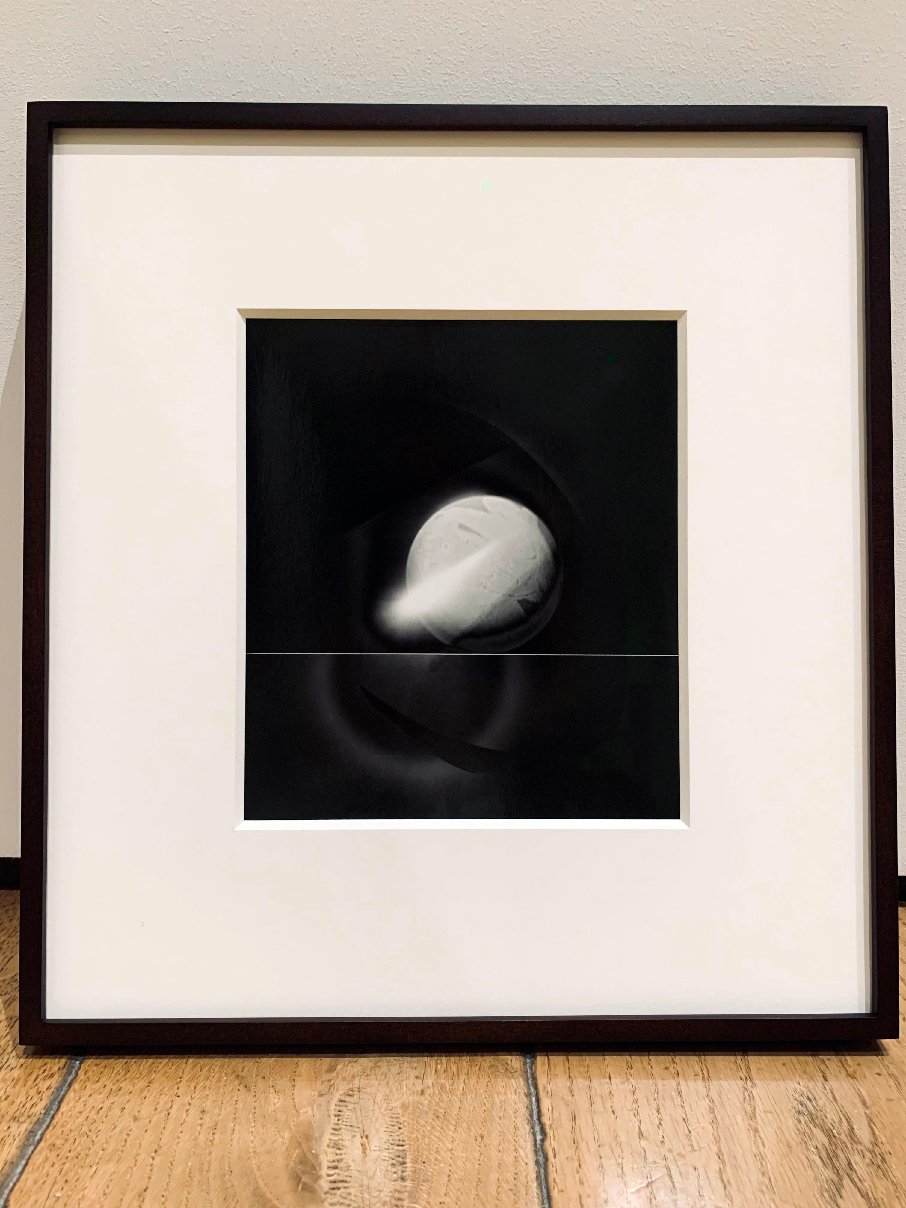 ATO>MIC #9, Einzigartiger silberner Luminogrammdruck, „Atomischer Druck wie Explosion oder Mondlandschaft“ – Photograph von Michael G Jackson 
