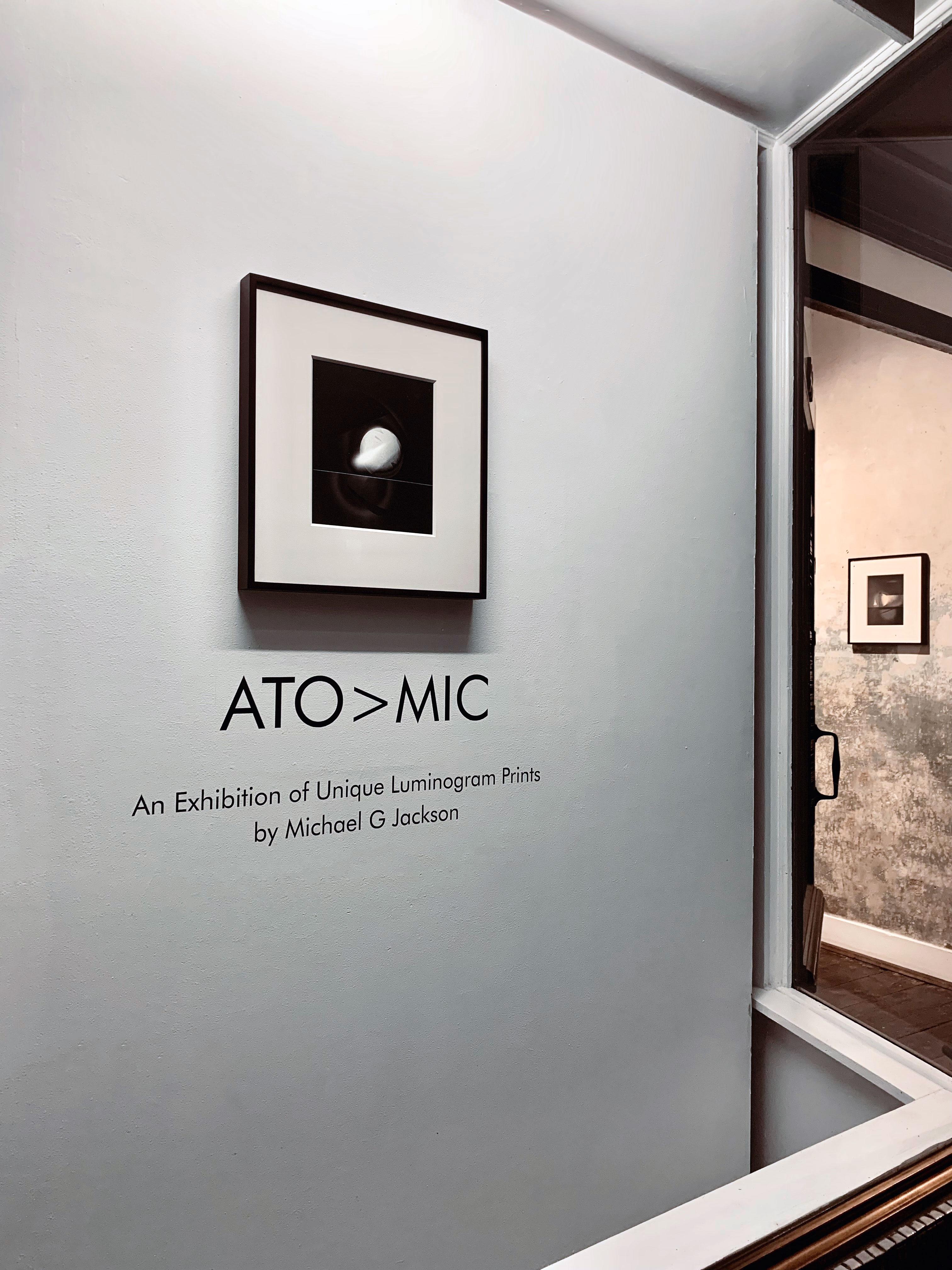 ATO>MIC #9, Einzigartiger silberner Luminogrammdruck, „Atomischer Druck wie Explosion oder Mondlandschaft“ (Geometrische Abstraktion), Photograph, von Michael G Jackson 