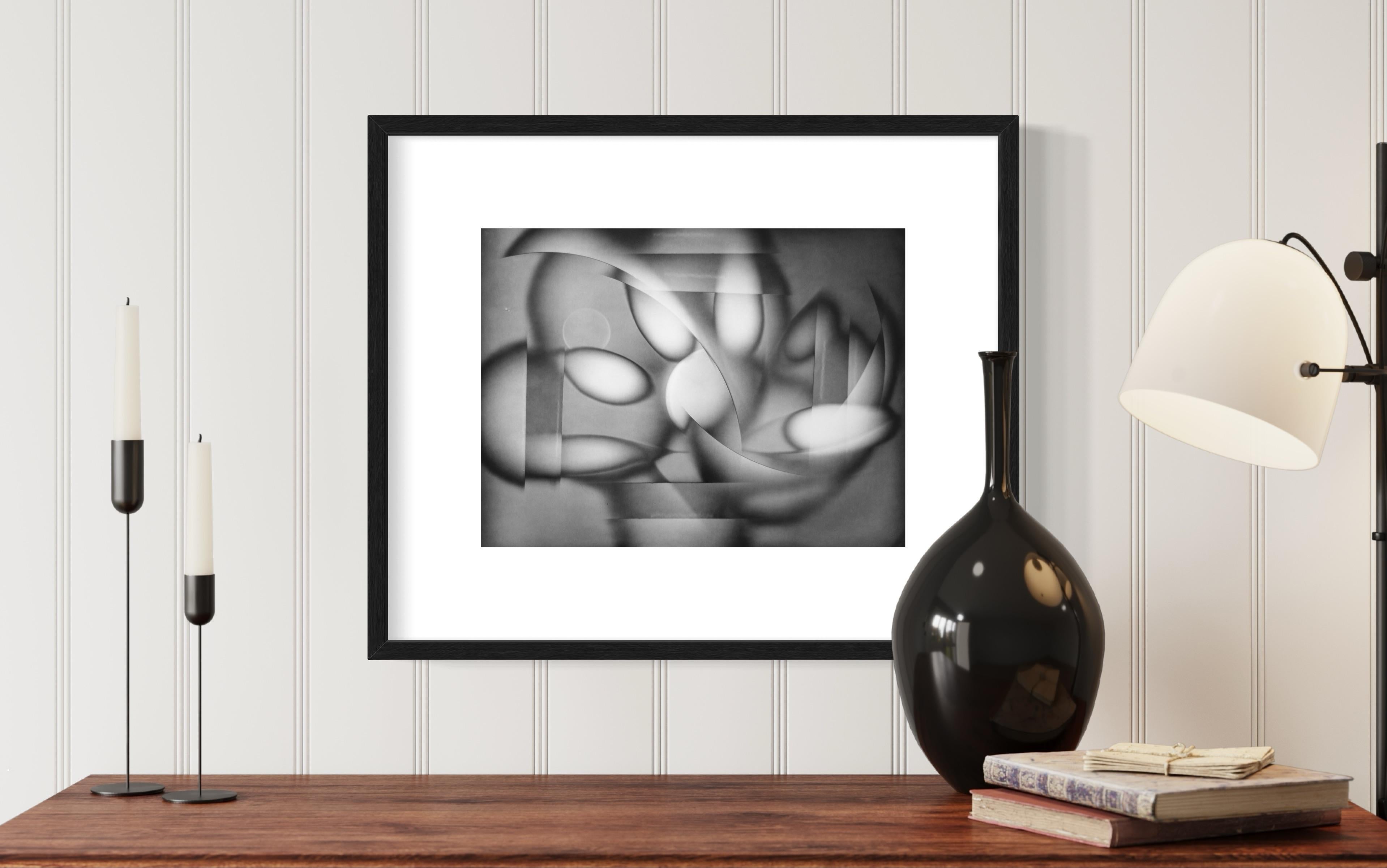 Fiori, L'autorappresentazione della luce, Luminogramma unico, Disegnato dalla luce - Print Astrattismo geometrico di Michael G Jackson