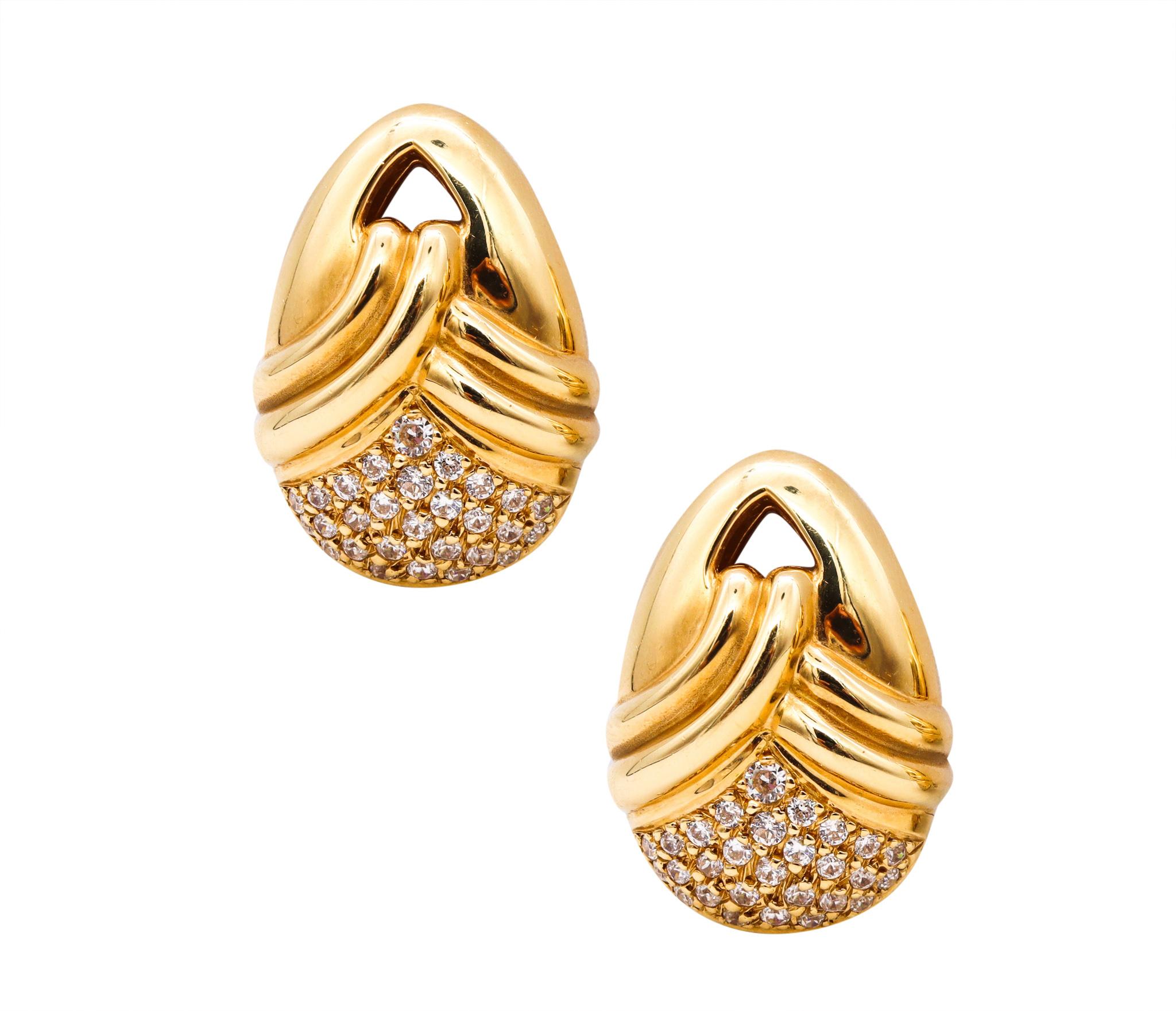 Pair of clips earrings designed by Michael Gates.

Gorgeous modern draped pair of clips-earrings, crafted in New York city in solid yellow gold of 18 karats, with high polished surfaces. Has been designed, with an ovoid shape with a drapery patterns