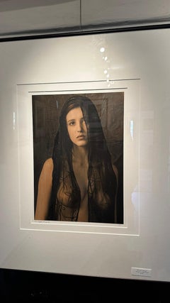 Frau mit schwarzem Schal, handkolorierte Gelatinesilberfotografie