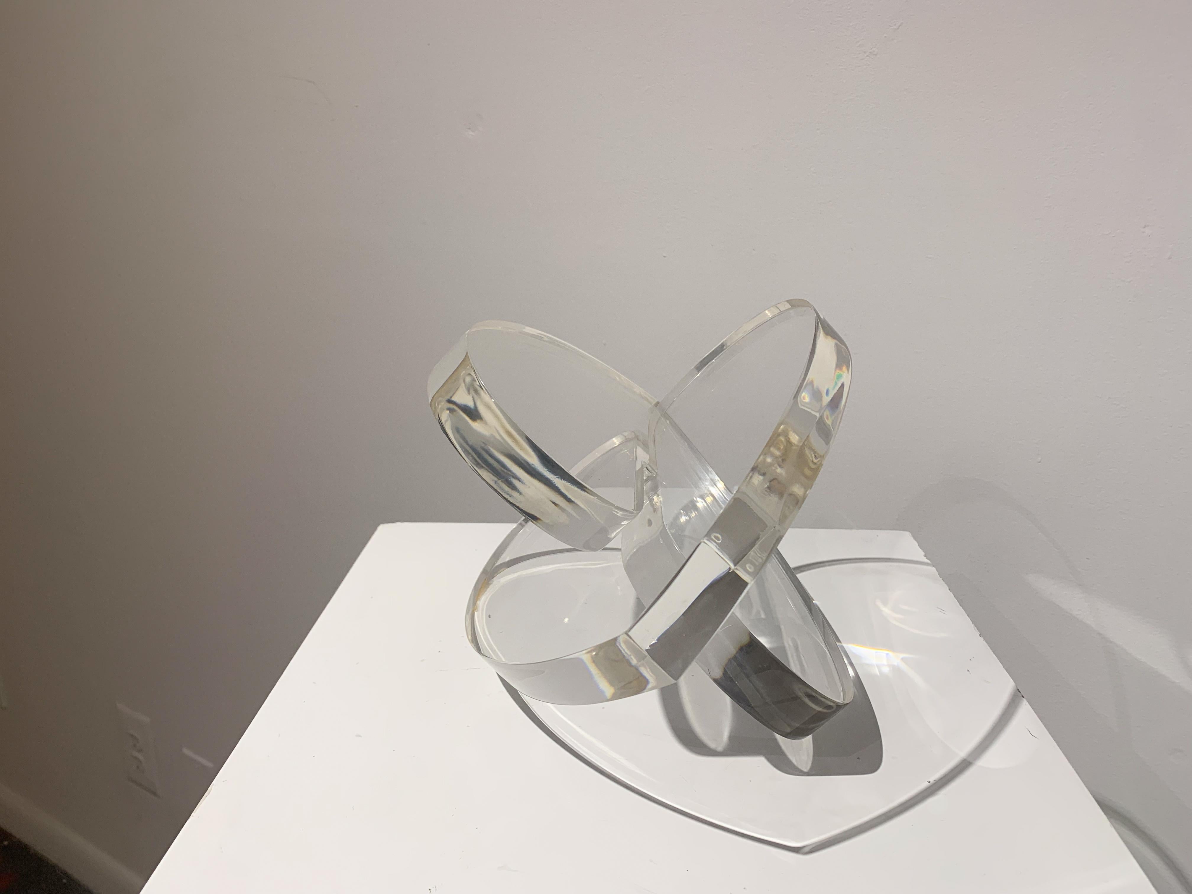 Michael Gitter, sculpteur américain, s'est forgé une identité artistique unique grâce à son utilisation magistrale de divers matériaux, notamment l'acier et l'acrylique, pour créer des œuvres d'art émotives et stylisées. Son portfolio témoigne de