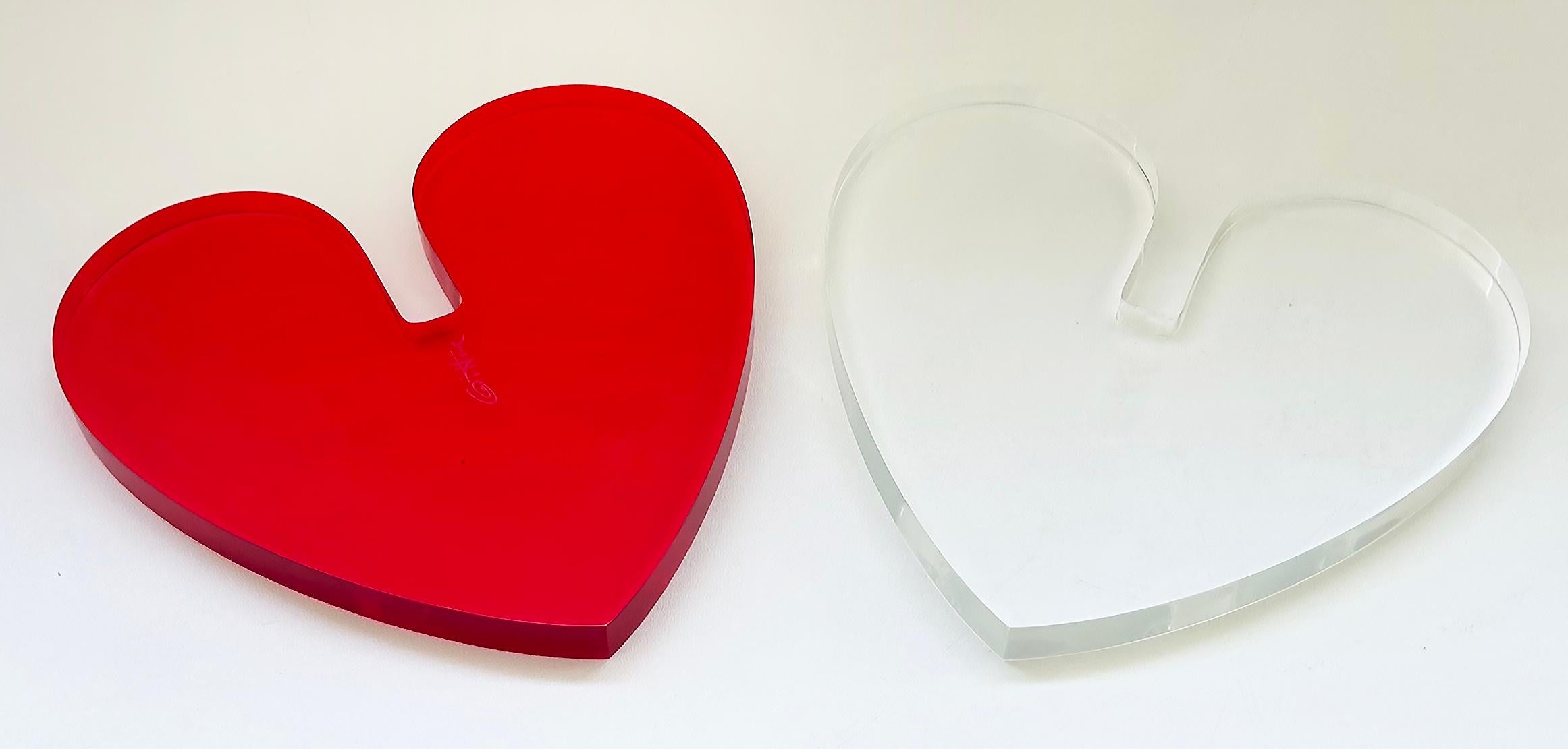 Scultura d'amore con cuori intrecciati in lucite rossa e trasparente di Michael Gitter in vendita 3