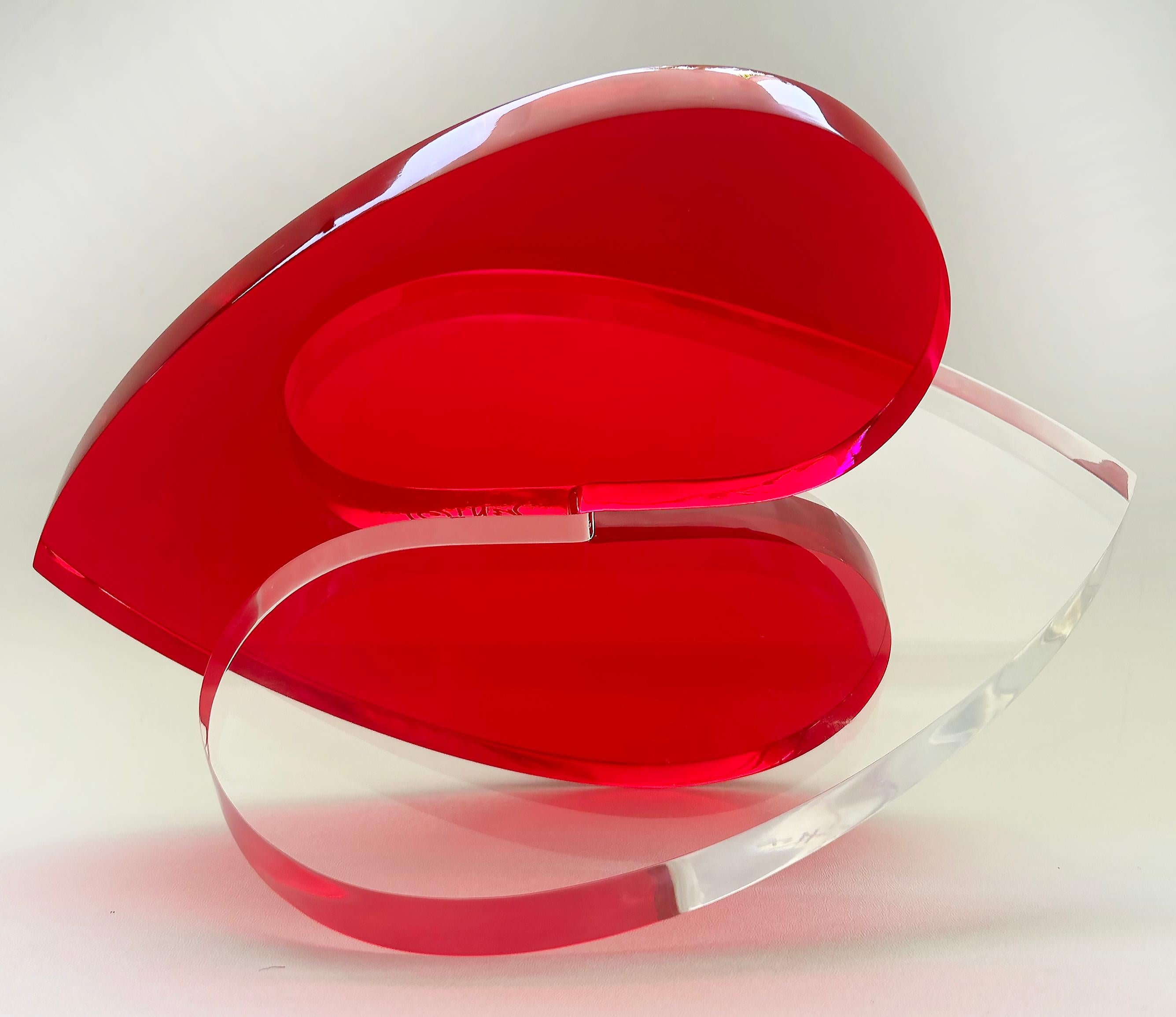 Moderno Scultura d'amore con cuori intrecciati in lucite rossa e trasparente di Michael Gitter in vendita