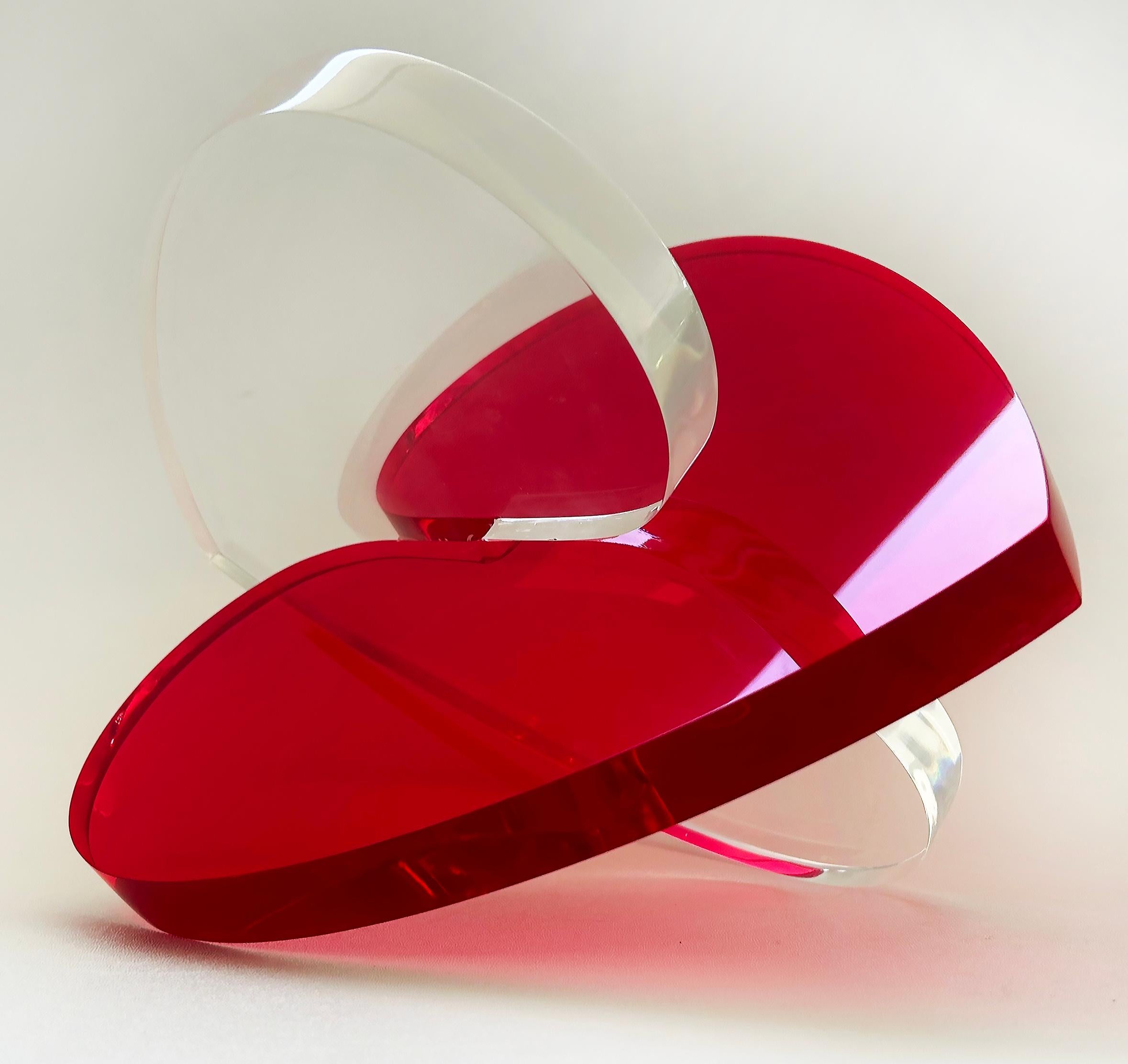 Americano Scultura d'amore con cuori intrecciati in lucite rossa e trasparente di Michael Gitter in vendita