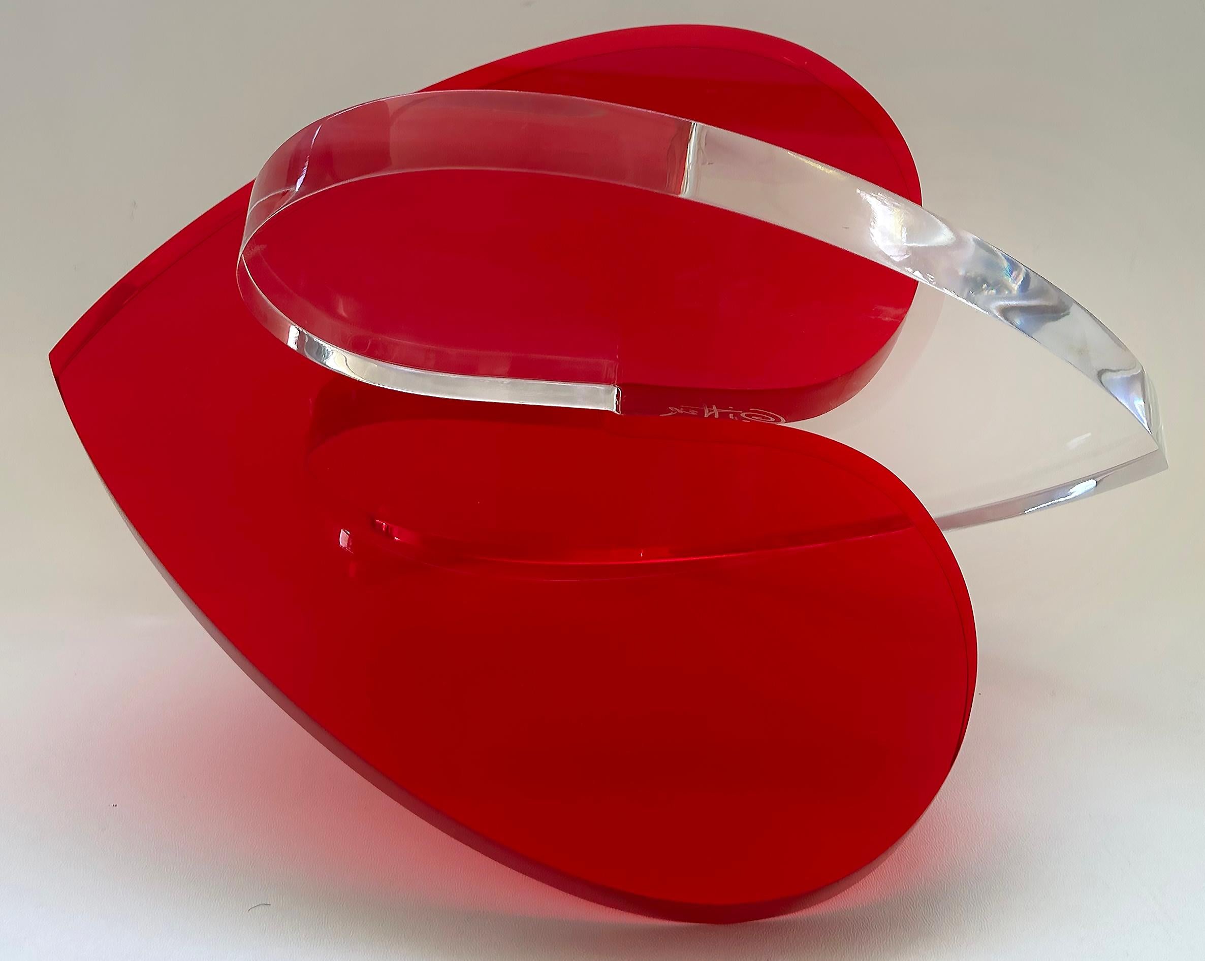 Lucidato Scultura d'amore con cuori intrecciati in lucite rossa e trasparente di Michael Gitter in vendita