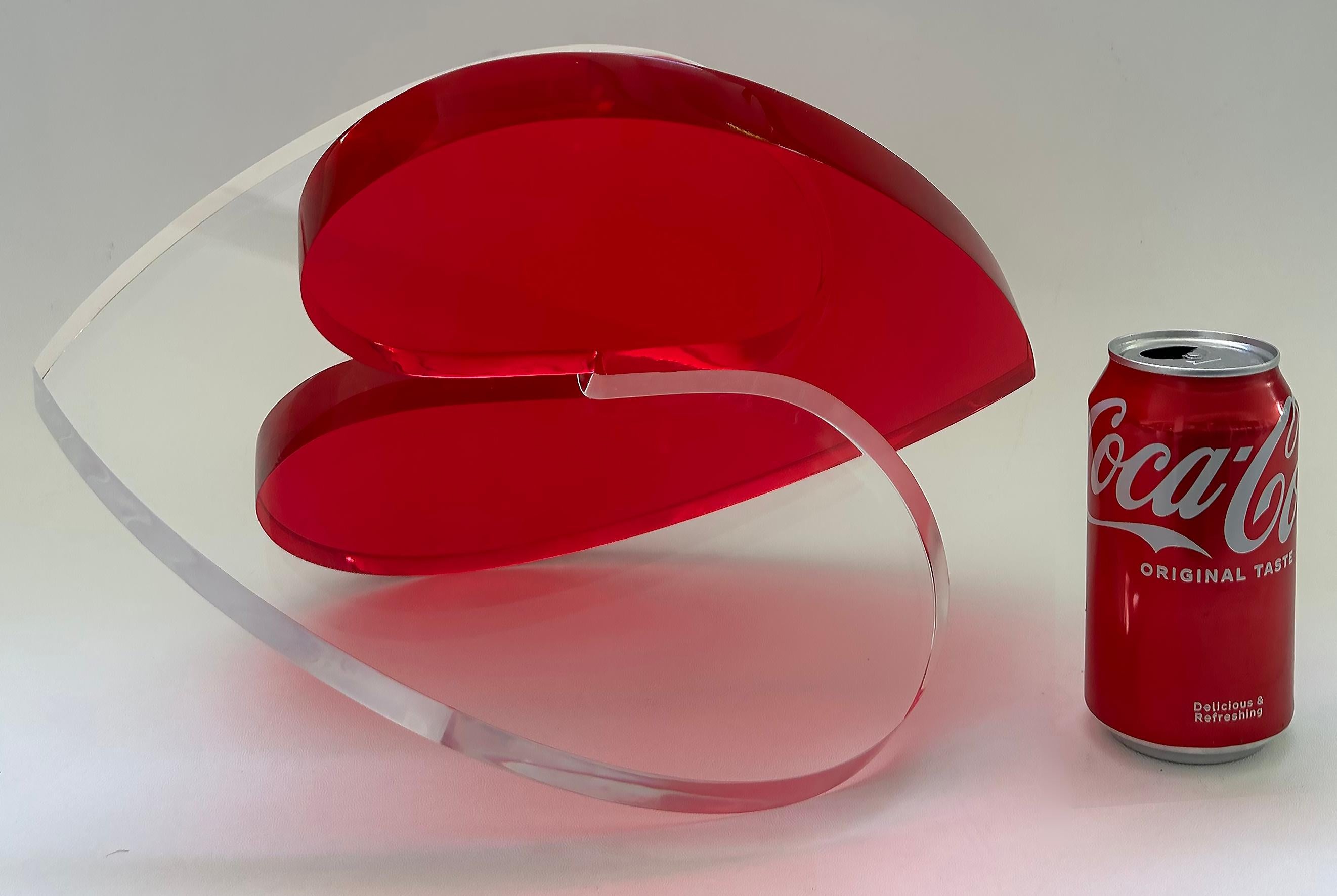 Lucite Scultura d'amore con cuori intrecciati in lucite rossa e trasparente di Michael Gitter in vendita