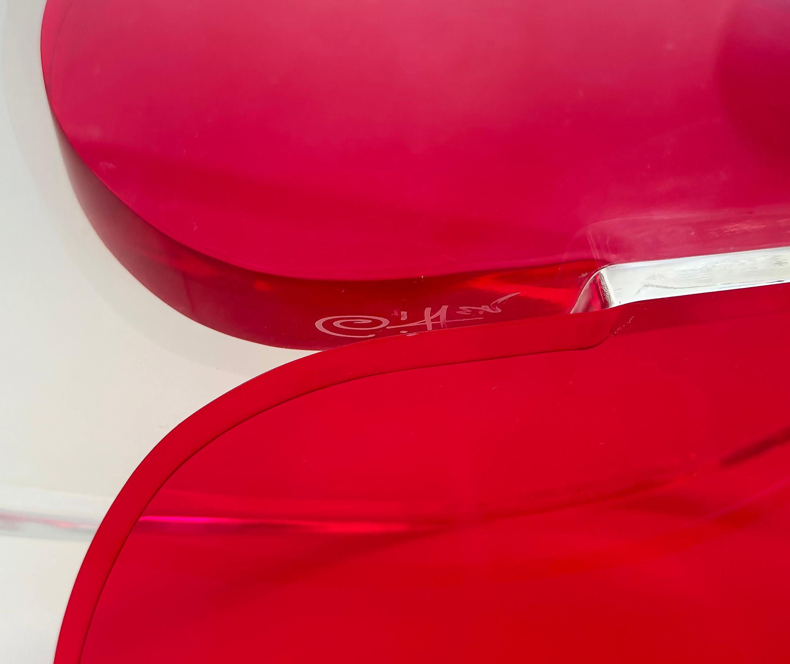 Scultura d'amore con cuori intrecciati in lucite rossa e trasparente di Michael Gitter in vendita 1
