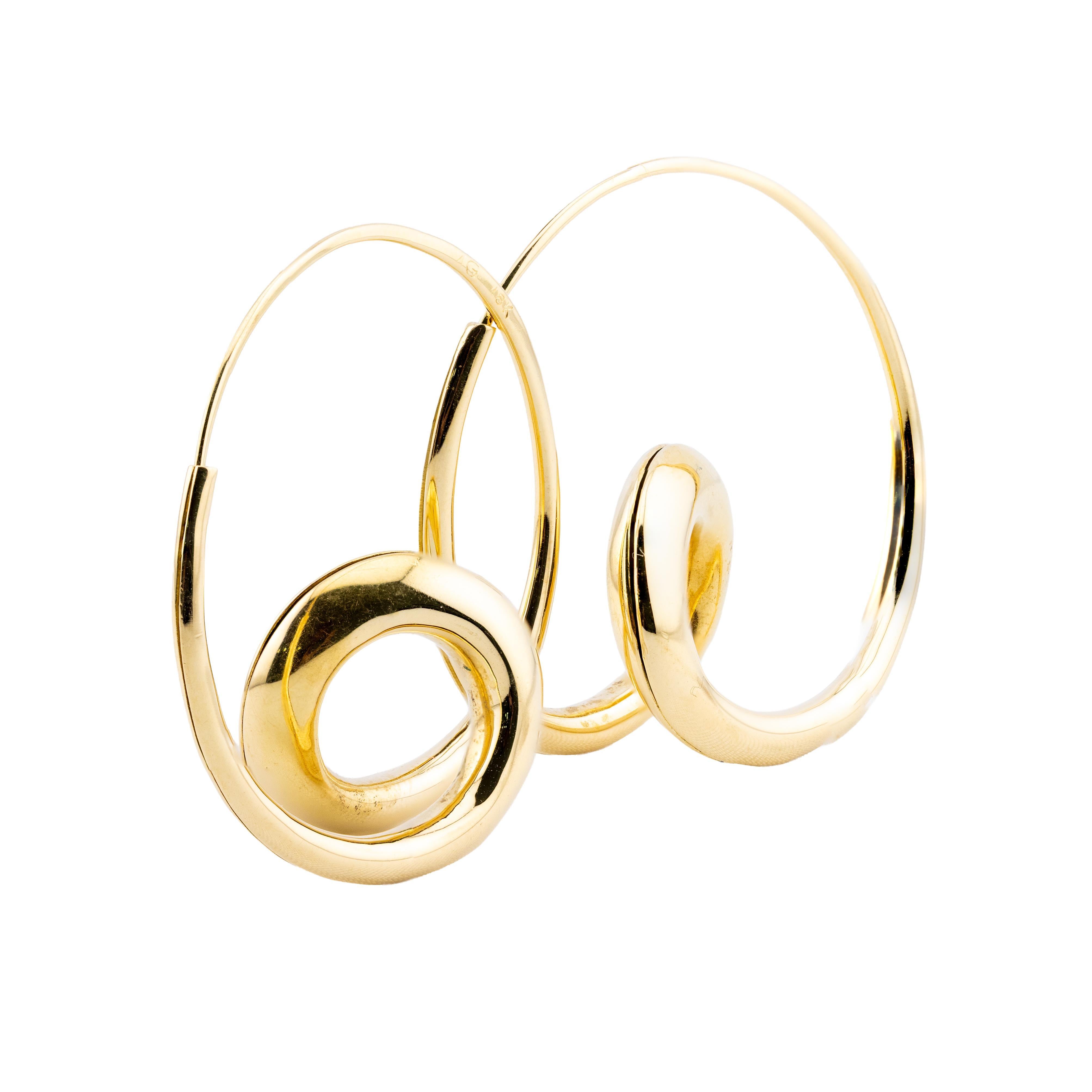 Aston Estate Jewelry présente

Paire de boucles d'oreilles contemporaines en forme de spirale. Ces élégantes boucles d'oreilles présentent un design en spirale unique, réalisé en or jaune 18 carats. 

Les courbes douces créent un effet visuel