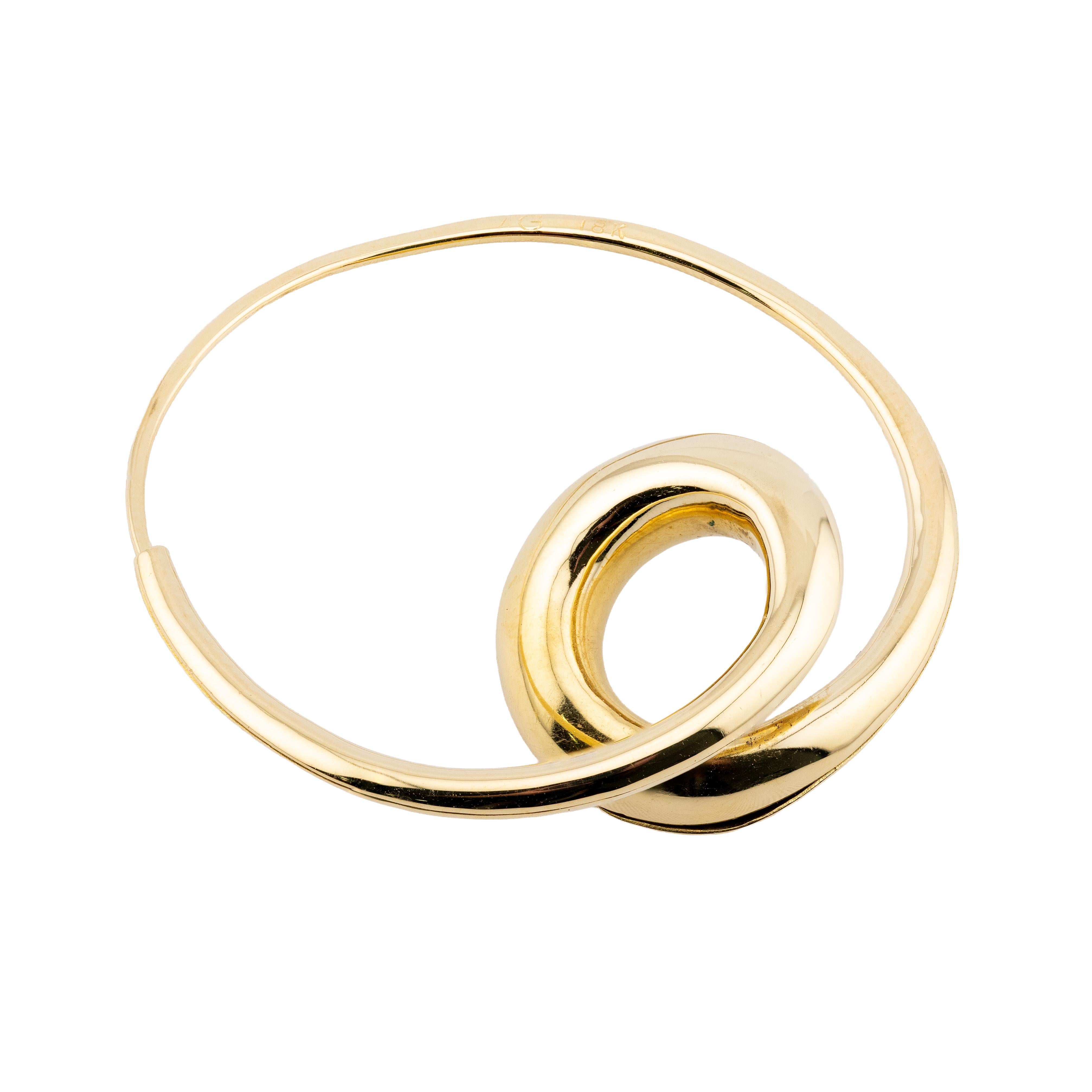 Contemporain Boucles d'oreilles en or jaune 18 carats à une seule boucle Michael Good en vente