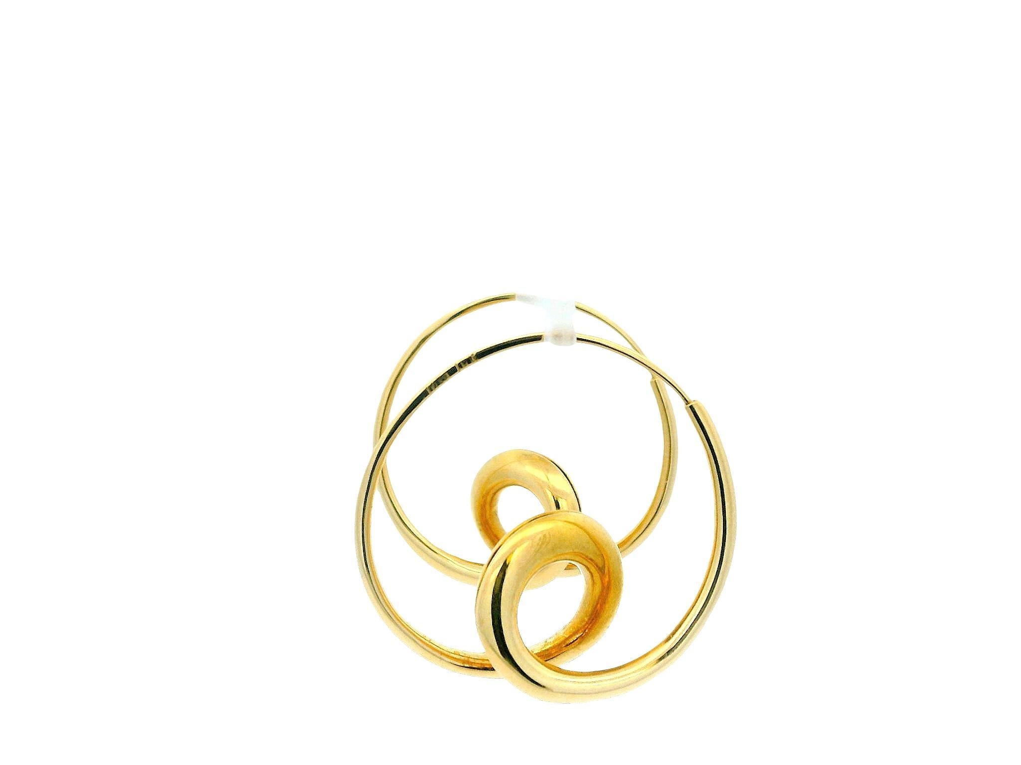 La boucle d'oreille simple de taille moyenne de Michael Good est un best-seller permanent en raison de son design sculptural et de sa légèreté, qui en font un objet agréable à porter. Forgée à la main à partir d'une seule feuille d'or selon la