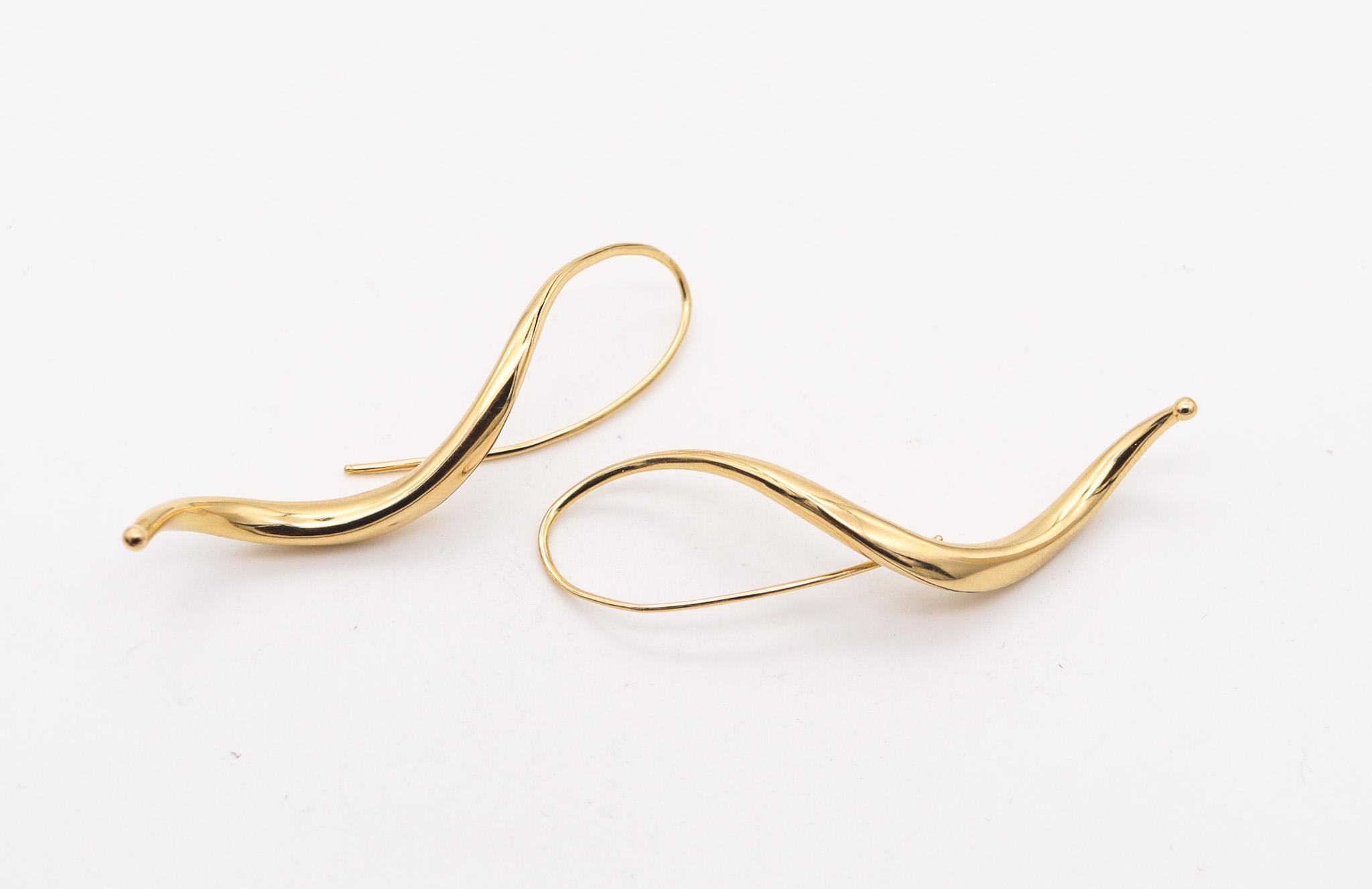 Aerodynamic pair of earrings designed by Michael Good.

A beautiful and elegant pair of aerodynamic dangle earrings, created by the American goldsmith and artist jeweler Michael Good, back in the 1985. These earrings has been crafted with free