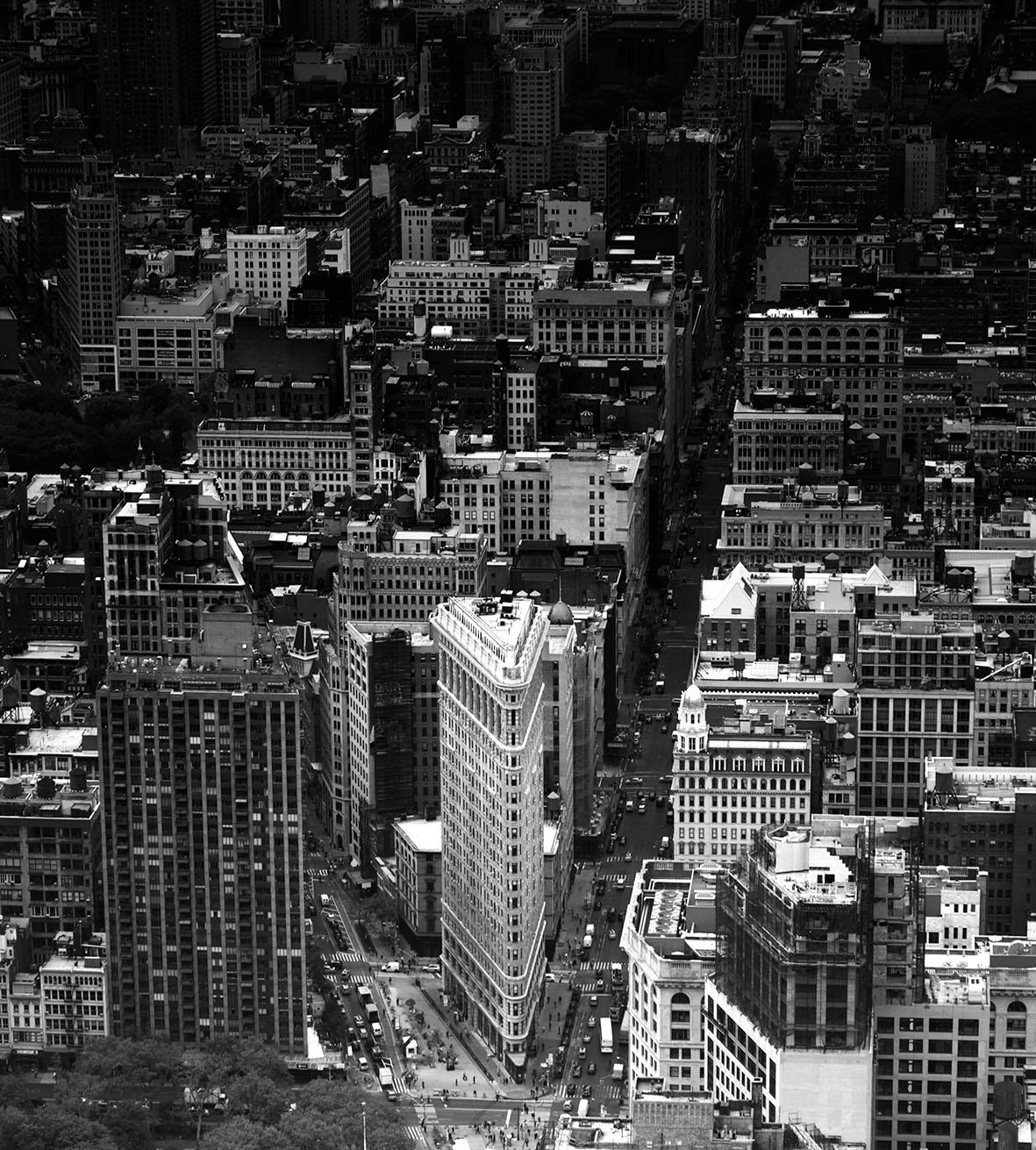 Michael Götze Black and White Photograph – Flat Iron - zeitgenössische Schwarz-Weiß-Fotografie der Landschaft von New York City 