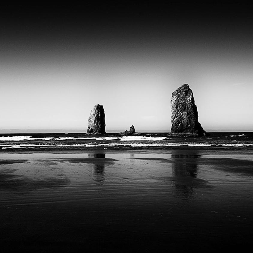 Oregon Beach - zeitgenössische Schwarz-Weiß-Fotografie Meereslandschaft, Steg – Photograph von Michael Götze