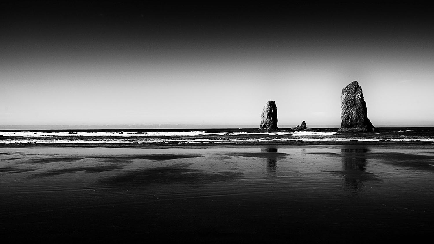 Michael Götze Landscape Photograph – Oregon Beach - zeitgenössische Schwarz-Weiß-Fotografie Meereslandschaft, Steg