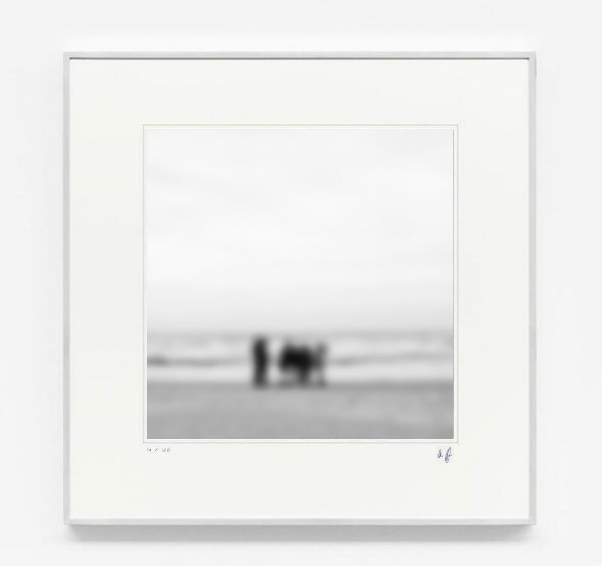 Michael Götze Landscape Photograph – People on the Beach - zeitgenössische abstrakte Fotografie von Strandleben und Meer