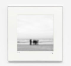 People on the Beach - zeitgenössische abstrakte Fotografie von Strandleben und Meer