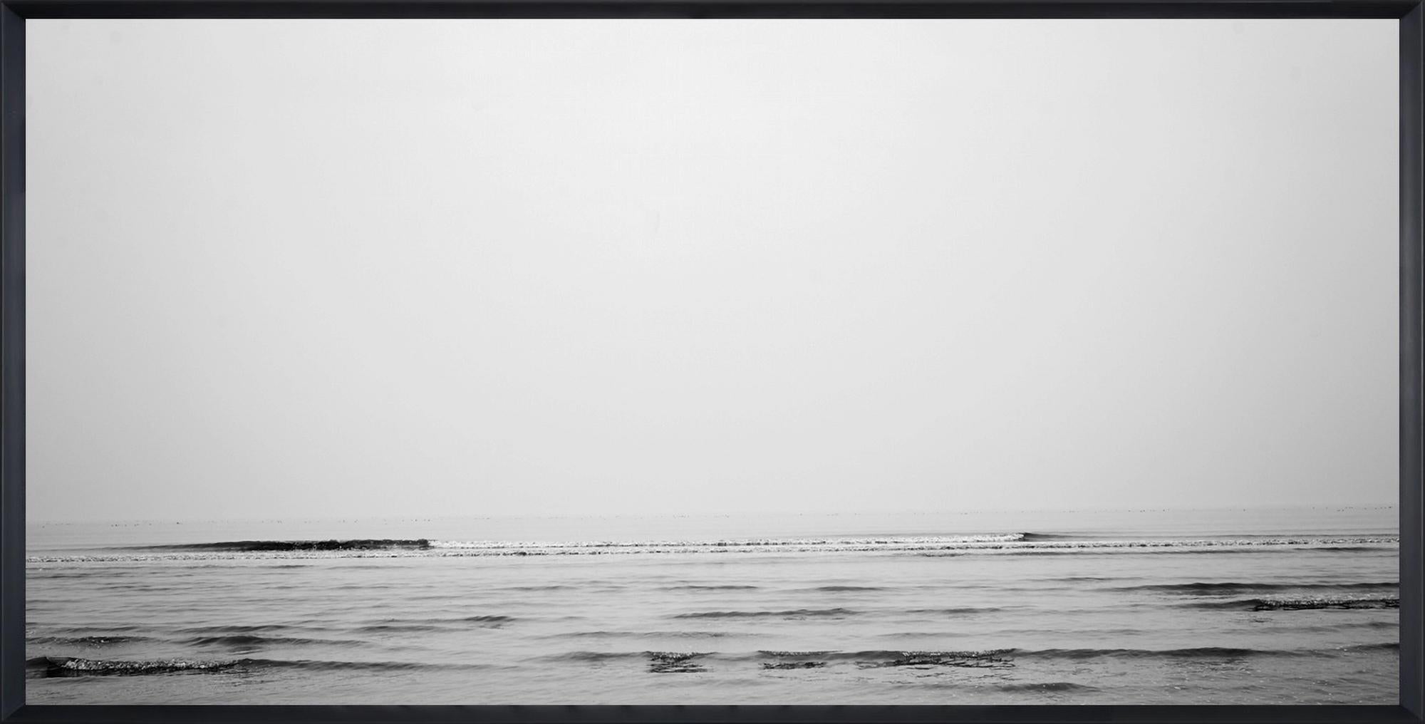 Michael Götze Black and White Photograph – Quiet Wave - zeitgenössische Schwarz-Weiß-Landschaftsfotografie mit Meer 