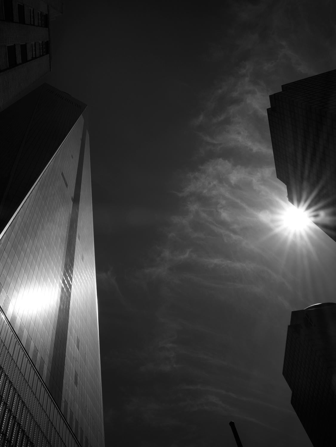 Michael Götze Black and White Photograph – Skyline in Light - zeitgenössische Schwarz-Weiß-Fotografie der Landschaft von New York City 