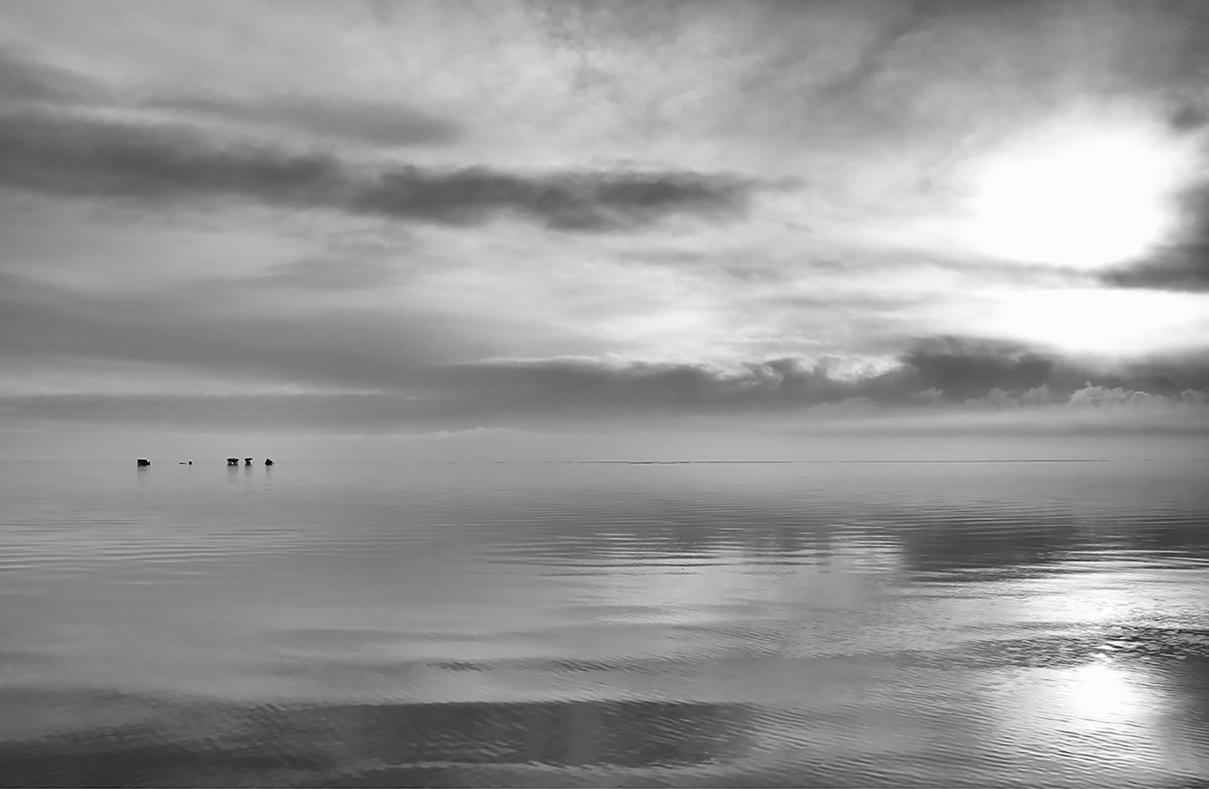 Einsamkeit  -Zeitgenössische Landschaftsfotografie, Strand, Schwarz-Weiß – Photograph von Michael Götze