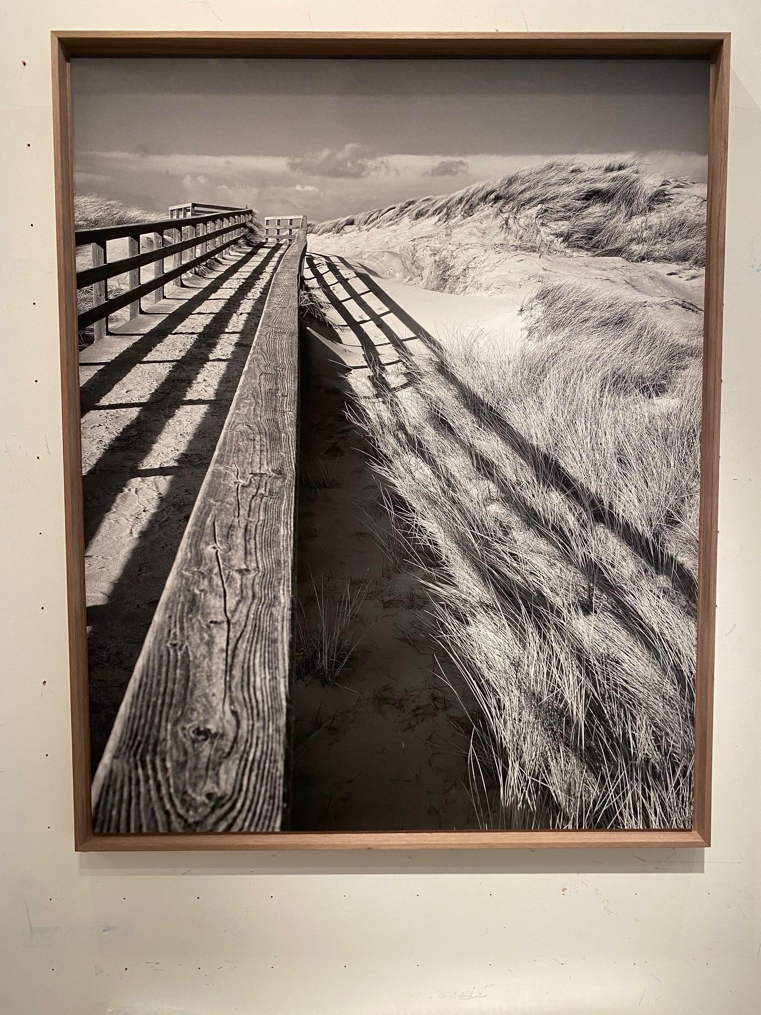 The Way to the Beach – zeitgenössische Landschaftsfotografie, Strand, Schwarz-Weiß – Photograph von Michael Götze