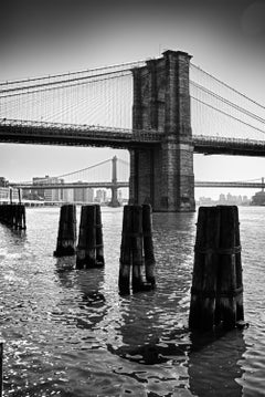 Blick auf die Brooklyn Bridge - zeitgenössische Schwarz-Weiß-Fotografie von New York City 