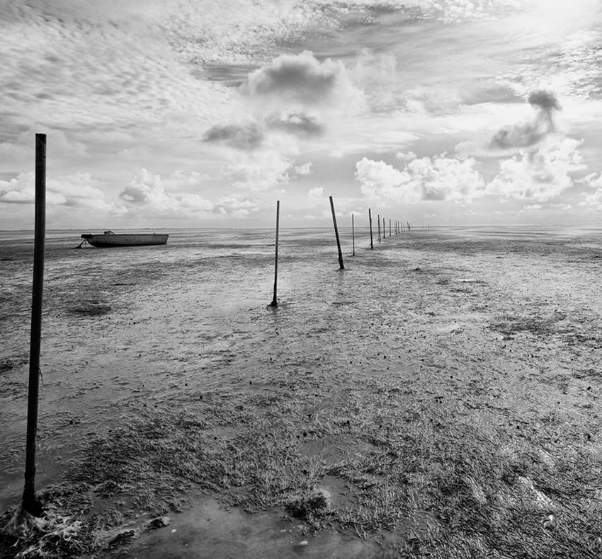 Watty Horizon - contemporary black & white landscape photograph with ocean - Photograph by Michael Götze