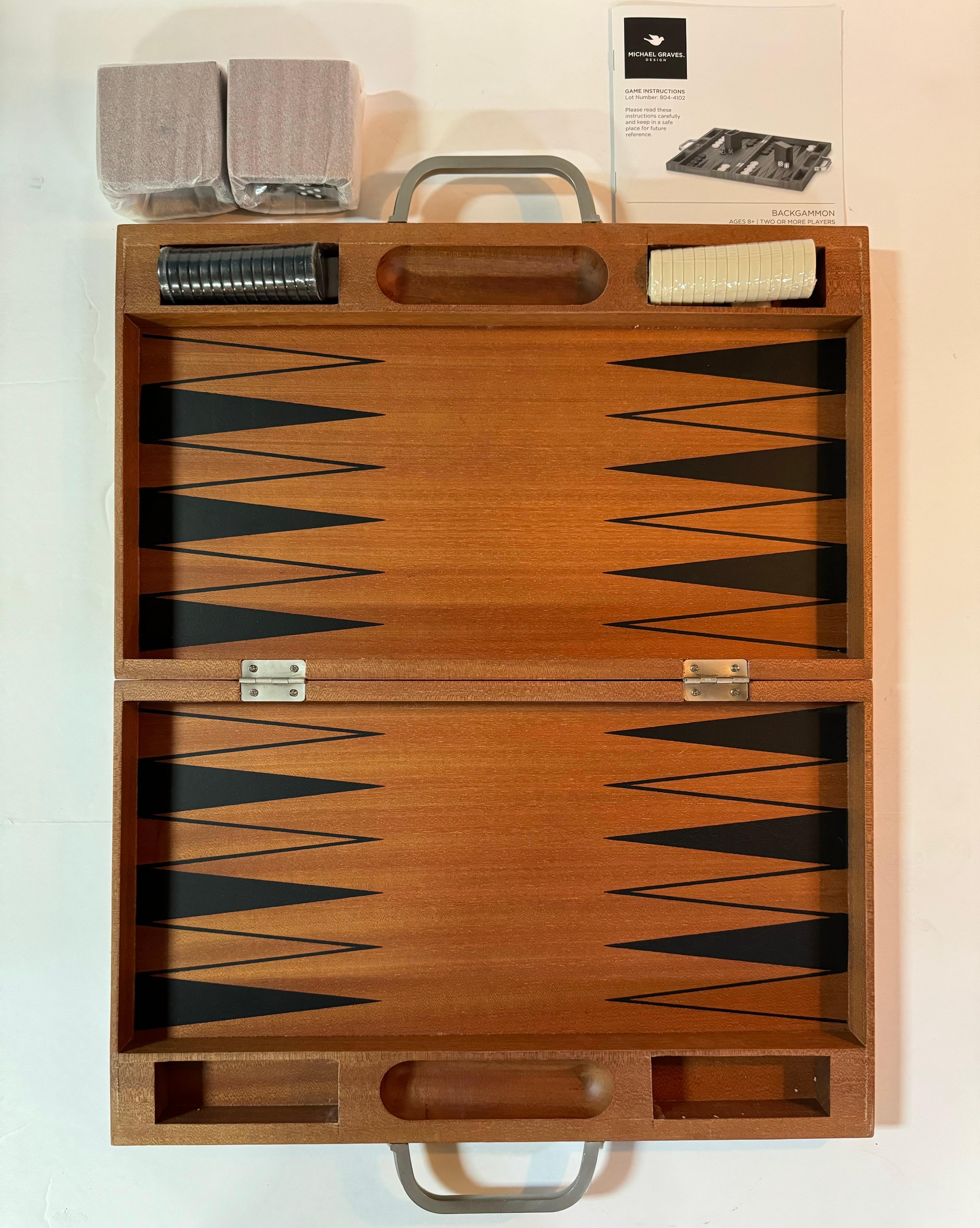 Tavola da gioco pieghevole del Backgammon e pezzi da gioco disegnati da Michael Graves.  

Uno dei più antichi giochi da tavolo ha trovato un nuovo stile in questo set di backgammon, dove la strategia si combina con la fortuna per determinare il