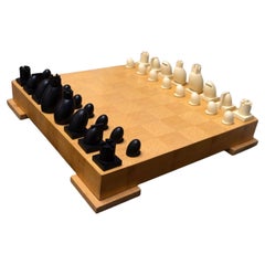 Michael Graves Contemporary Postmodern Chess and Checkers Set Wooden Board (Jeu d'échecs et de dames contemporain)