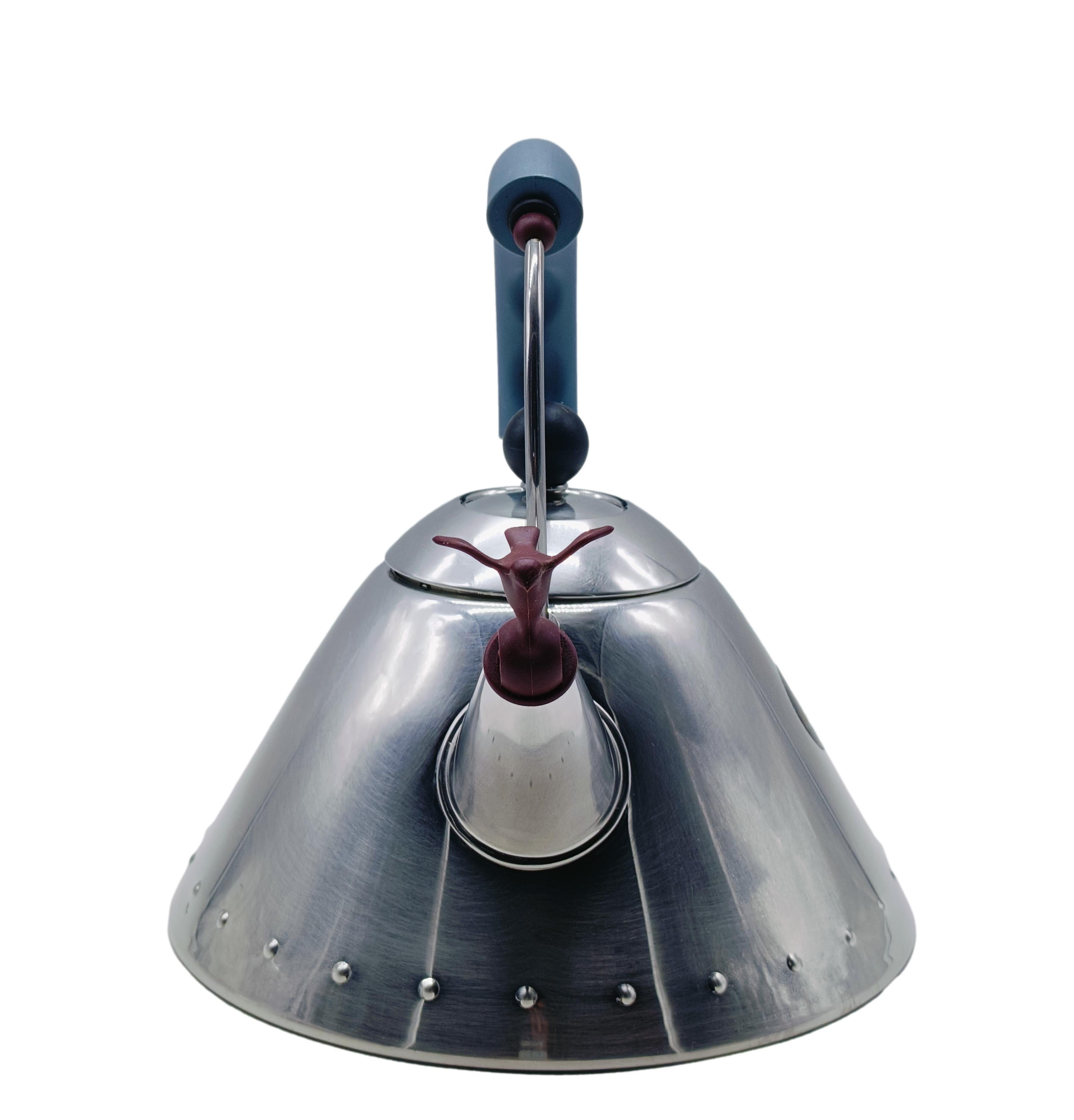 Bouilloire Mod. 9093 avec poignée et sifflet design en acier inoxydable Marque Alessi, Italie
