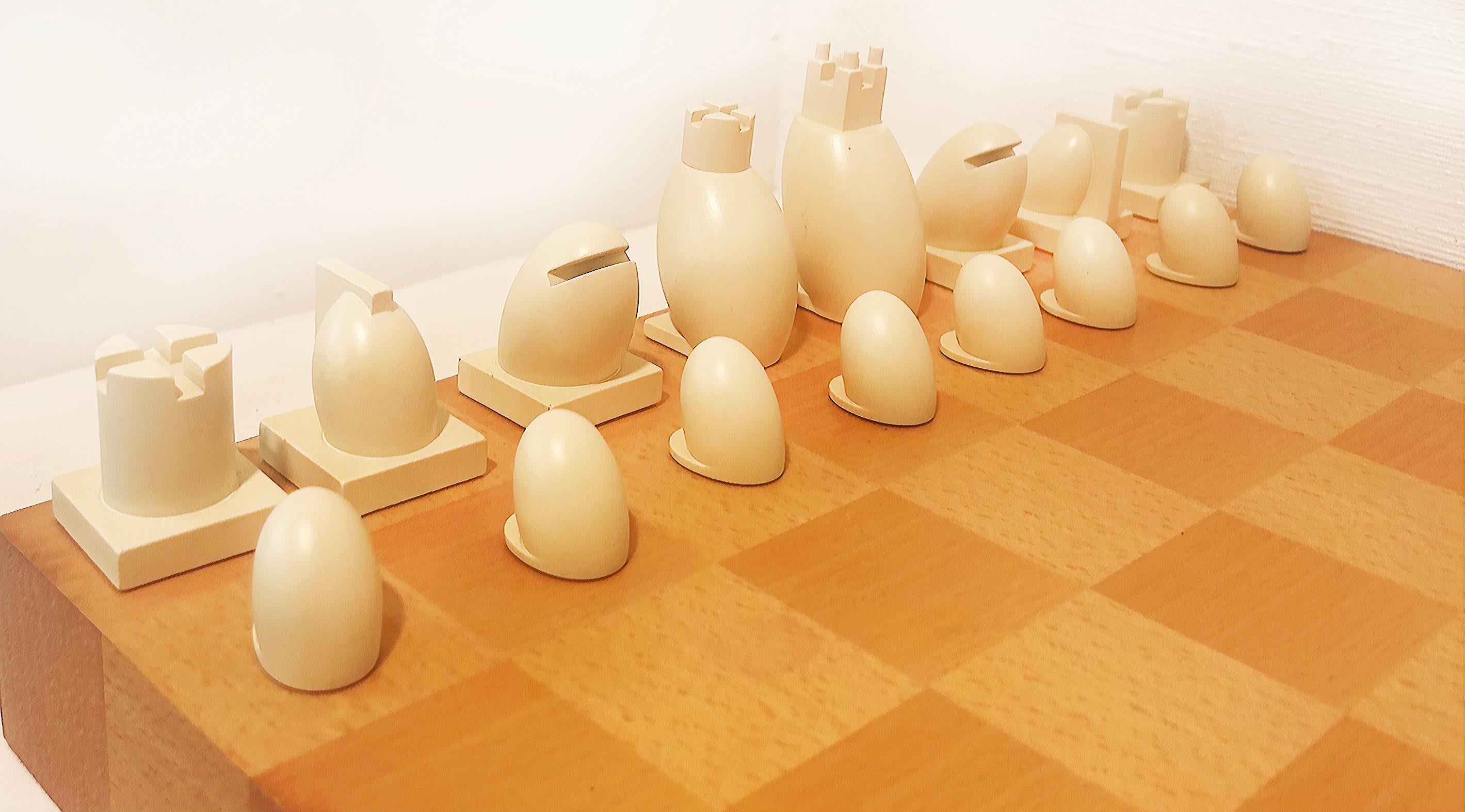 Fin du 20e siècle Michael Graves Post-modern Chess / Checkers Set Board Game and Pieces (Jeu d'échecs et de dames et pièces) en vente
