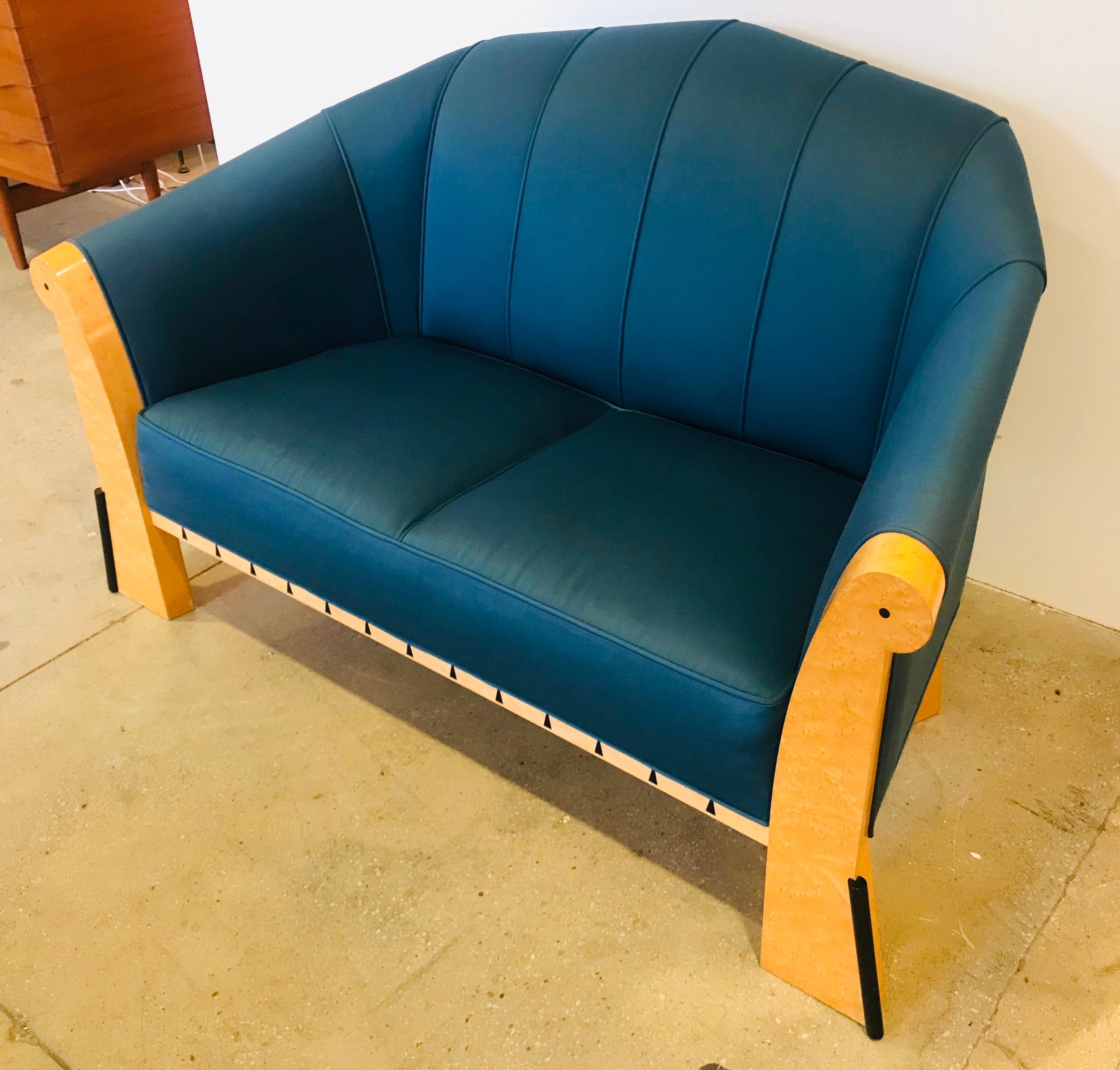 Ein kultiges und seltenes Sofa aus den 1980er Jahren des amerikanischen Designers Michael Graves. Facettierte, leuchtend pfauenblaue, gepolsterte Rückenlehne mit Ebenholzintarsien im Vogelaugenahornrahmen.

Michael Graves (geboren 1934) war ein