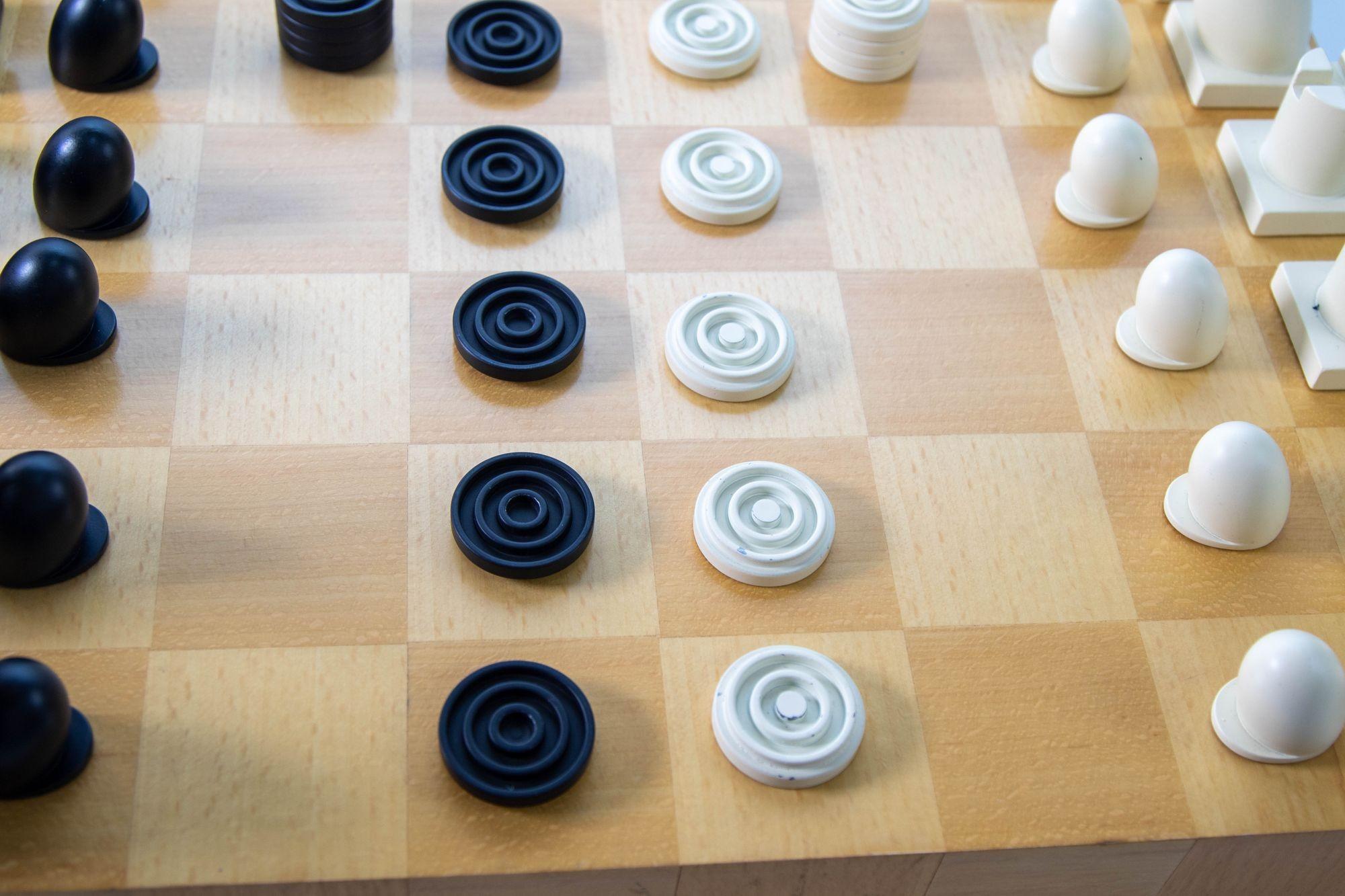 Michael Graves Postmodernes Schach- und Damespiel-Set im Angebot 10