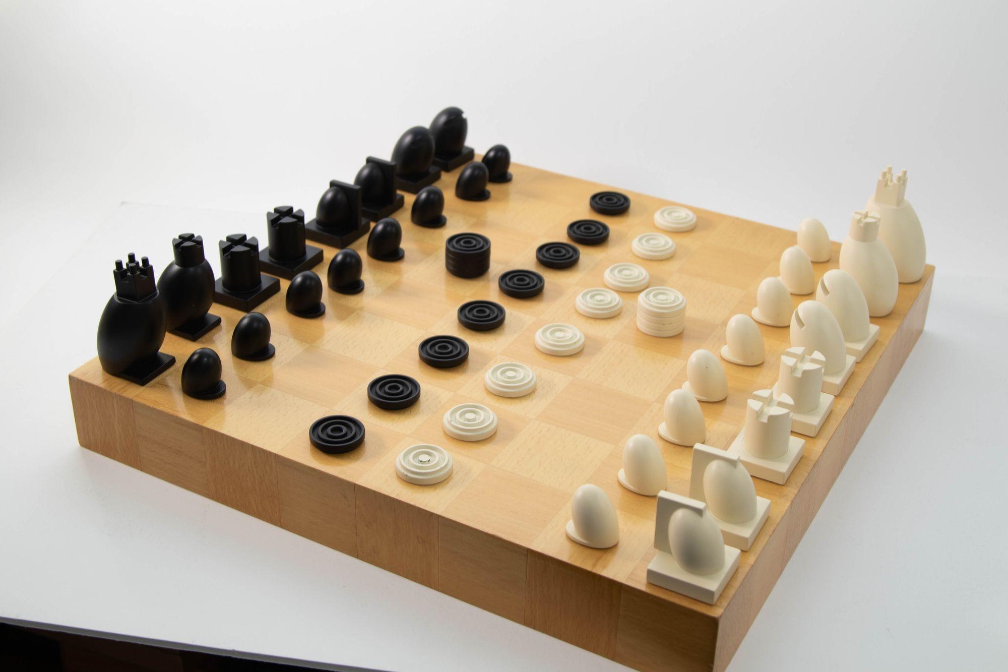 Michael Graves Postmodern Chess and Checkers Set (Jeu d'échecs et de dames postmoderne).
Jeu d'échecs et de dames original et postmoderne de Michael Graves.
Jeu d'échecs et de dames en bois d'érable avec plateau et boîte par le célèbre architecte