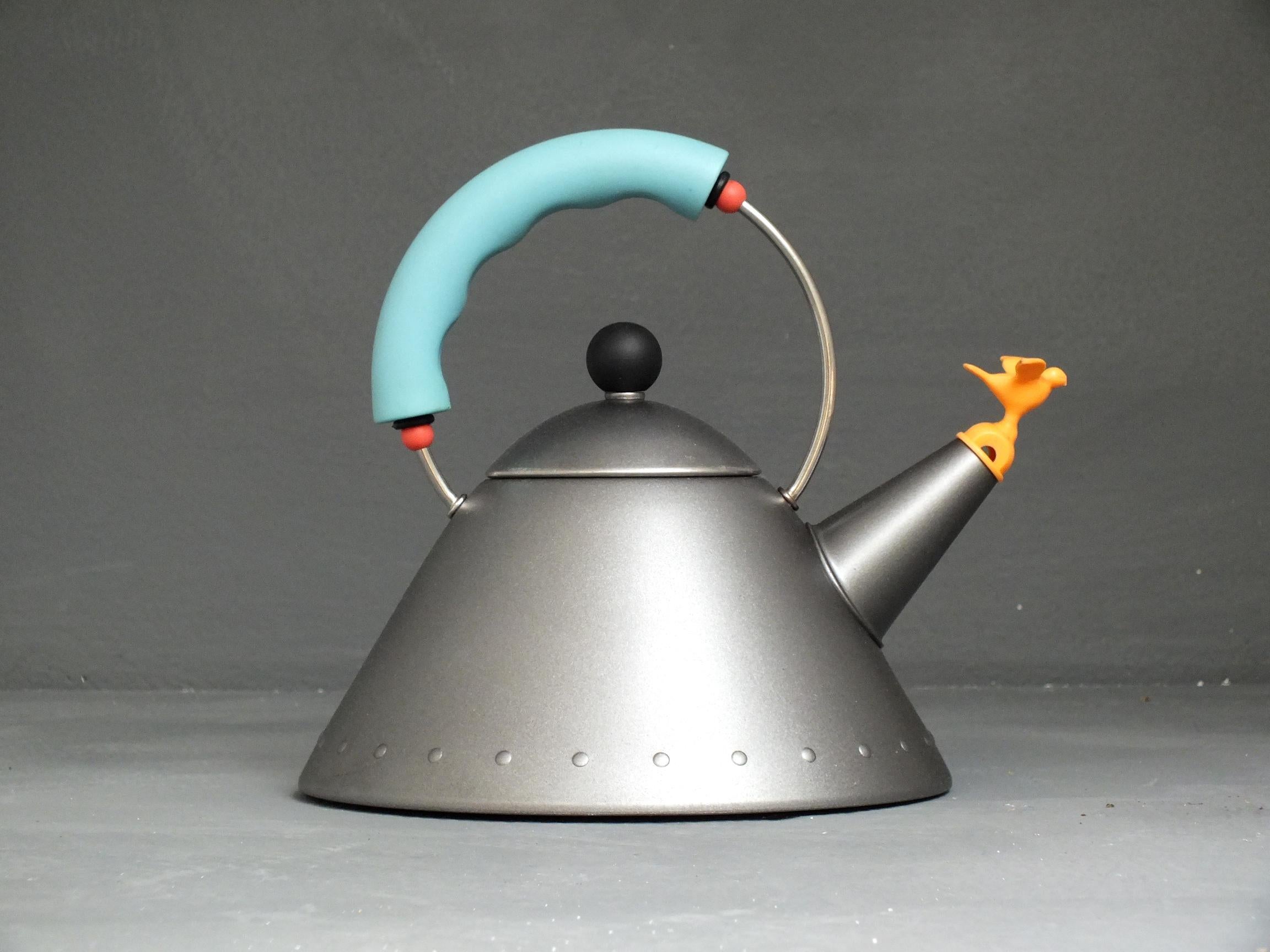 Fin du 20e siècle Bouilloire à thé postmoderne Michael Graves par Alessi, Italie, production des premières années 1985 en vente